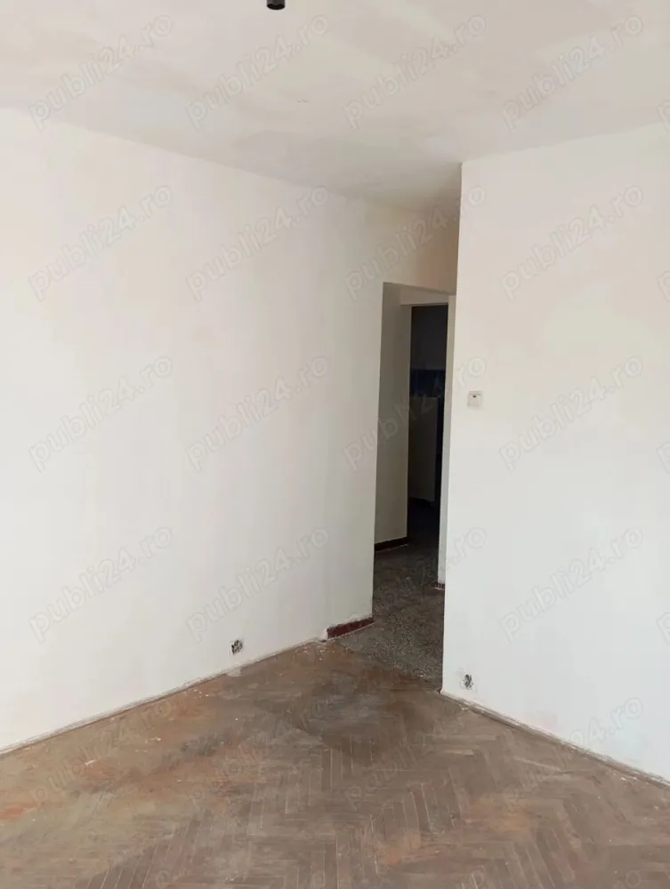 Apartament 3 camere Micro 17 Satu Mare - Apartament decomandat cu o suprafață totală de 78mp util 57,19mp. Compartimentat astfel: 3 camere 1 bucătărie 1 baie 1 debara 2 balcoane 3 holuri Apartamentul este situat la etajul 4 in zona parc UFO Micro 17,bloc dotat cu interfon,acoperișul este izolat, apartament dotat cu geam termopan, se vinde gol necesita renovare cea ce îi oferă posibilitatea cumpărătorului sa îl modifice după bunul plac! Pt detalii