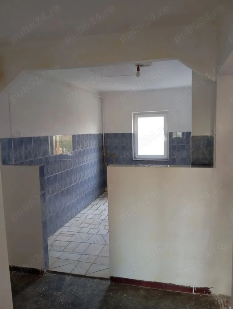 Apartament 3 camere Micro 17 Satu Mare - Apartament decomandat cu o suprafață totală de 78mp util 57,19mp. Compartimentat astfel: 3 camere 1 bucătărie 1 baie 1 debara 2 balcoane 3 holuri Apartamentul este situat la etajul 4 in zona parc UFO Micro 17,bloc dotat cu interfon,acoperișul este izolat, apartament dotat cu geam termopan, se vinde gol necesita renovare cea ce îi oferă posibilitatea cumpărătorului sa îl modifice după bunul plac! Pt detalii