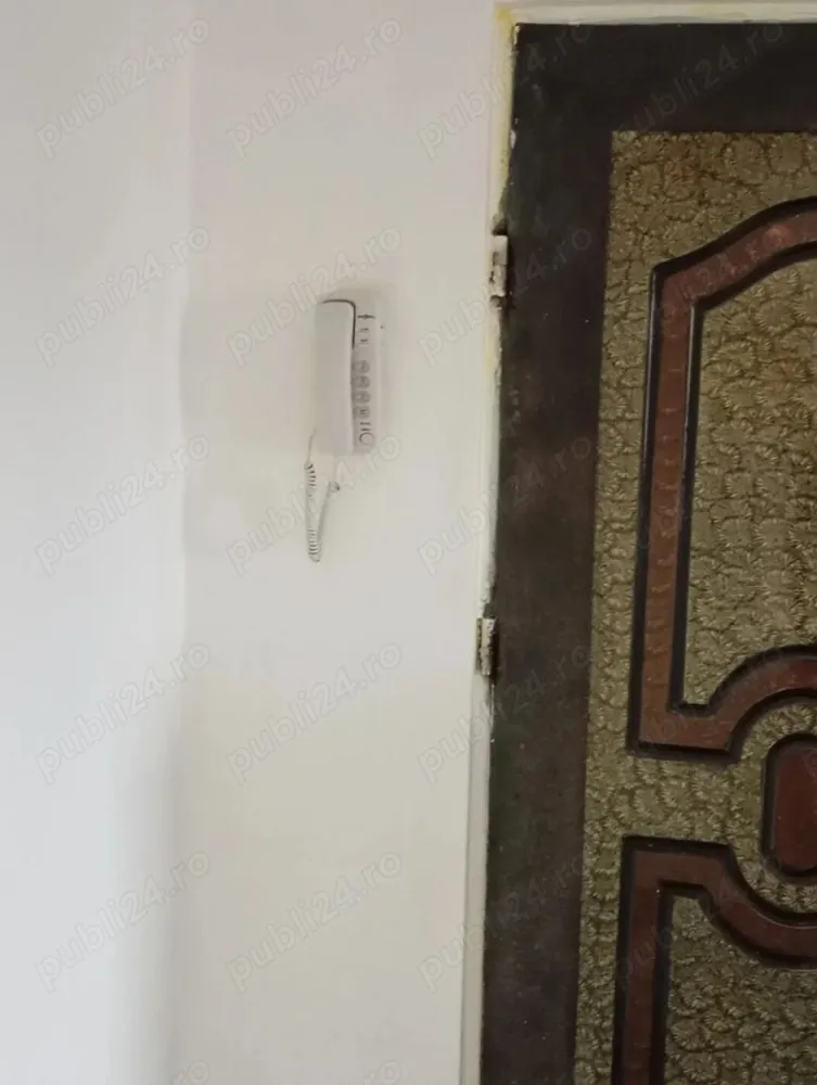 Apartament 3 camere Micro 17 Satu Mare - Apartament decomandat cu o suprafață totală de 78mp util 57,19mp. Compartimentat astfel: 3 camere 1 bucătărie 1 baie 1 debara 2 balcoane 3 holuri Apartamentul este situat la etajul 4 in zona parc UFO Micro 17,bloc dotat cu interfon,acoperișul este izolat, apartament dotat cu geam termopan, se vinde gol necesita renovare cea ce îi oferă posibilitatea cumpărătorului sa îl modifice după bunul plac! Pt detalii