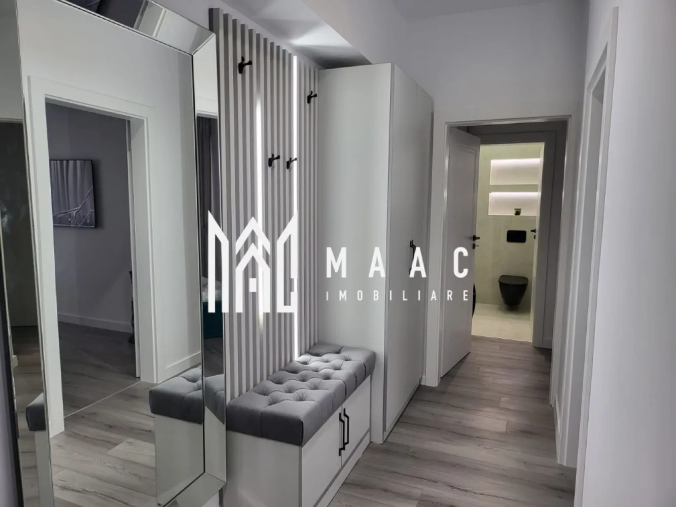 Apartament 3 Camere | Vedere Lac | Mobilat si Utilat - Apartament modern 3 camere, 115 mp – mobilat complet, vedere superbă spre lac – Dem Rădulescu Vânzare prin MAAC Imobiliare Descoperă un apartament deosebit, situat într-un imobil nou și modern, pe strada Dem Rădulescu, la etajul 7, beneficiind de o vedere panoramică spectaculoasă spre lac. Cu o suprafață de 115 mp construiți, acest apartament îmbină perfect eleganța, confortul și funcționalitatea – ideal pentru o familie modernă sau pentru investiție. Detalii și compartimentare: Living generos, cu acces la balcon și vedere deschisă spre lac Bucătărie complet utilată, cu electrocasnice moderne Două dormitoare spațioase și luminoase Două băi elegante, finisate cu materiale premium Hol cu spații de depozitare bine organizate Apartamentul se vinde complet mobilat și utilat, cu mobilier de calitate și dotări moderne, gata pentru a fi locuit imediat. Alte avantaje: Vedere panoramică spre lac Lift modern Loc de parcare disponibil Zonă liniștită, aproape de magazine, școli, transport public și zone verzi Locație: Dem Rădulescu Etaj: 7 / imobil nou Suprafață: 115 mp construiți Camere: 3 Stare: Nou, mobilat și utilat complet Un apartament premium, într-o zonă liniștită, cu priveliște superbă și acces facil către toate punctele de interes din oraș. Contact: MAAC Imobiliare – pentru detalii și programarea unei vizionări. - CP2784440 }}
