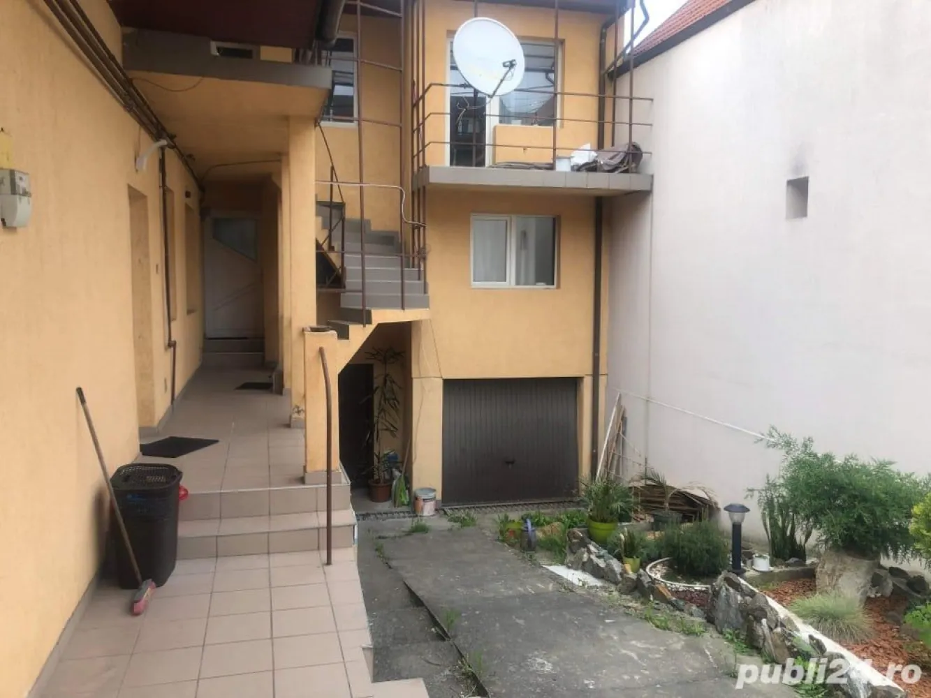 BRASADAS vinde casa cu 5 apartamente in zona ZORILOR - Agentia Imobiliara BRASADAS vinde casa individuala reconstruita in 2004 cu 5 apartamente separate a cate 2 camere, baie, bucatarie fiecare, demisol, parter, etaj,garaj,pivnița. Locuibil 375 metri pătrați si grădina in jur de 400 metri pătrați. Casa se afla in cartierul Zorilor. Www.brasadas.com.