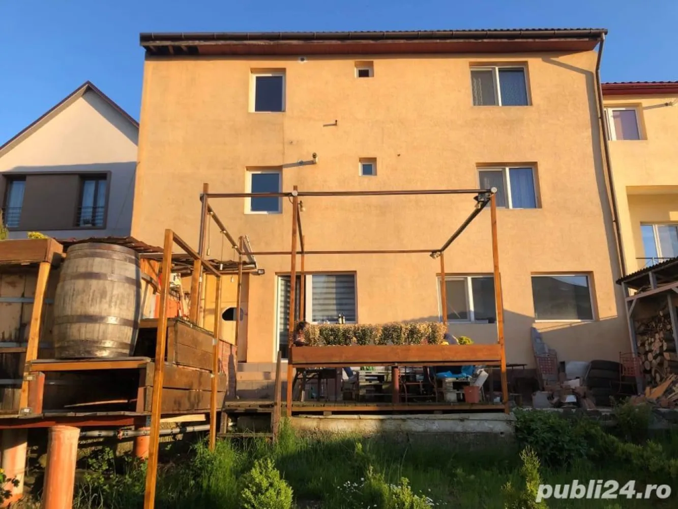 BRASADAS vinde casa cu 5 apartamente in zona ZORILOR - Agentia Imobiliara BRASADAS vinde casa individuala reconstruita in 2004 cu 5 apartamente separate a cate 2 camere, baie, bucatarie fiecare, demisol, parter, etaj,garaj,pivnița. Locuibil 375 metri pătrați si grădina in jur de 400 metri pătrați. Casa se afla in cartierul Zorilor. Www.brasadas.com.