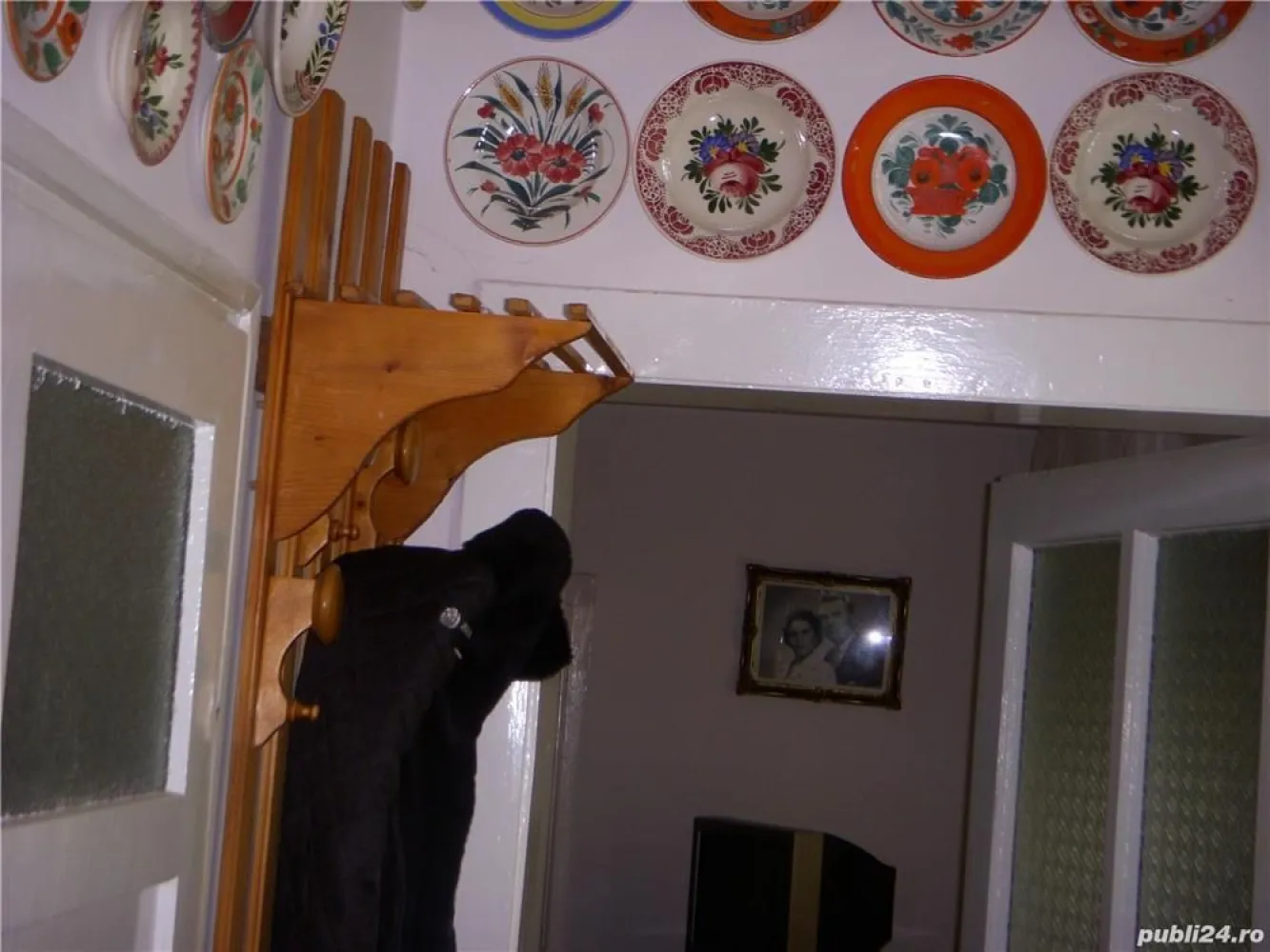 BRASADAS vinde casa singur in curte in zona semicentrala. - Agentia Imobiliara BRASADAS vinde casa in zona semicentrals, zona Abator - Parcul Feroviarilor, curte individuala 417mp, casa 113 mp, parter, mansardabila, finisata clasic, centrala termica, sobe teracota, parchet,etc. compusa din 4 camere, o baie, hol, bucatarie. Poate fi intrebuintata unifamiliala sau 2 apartamente separate. Www.brasadas.com.