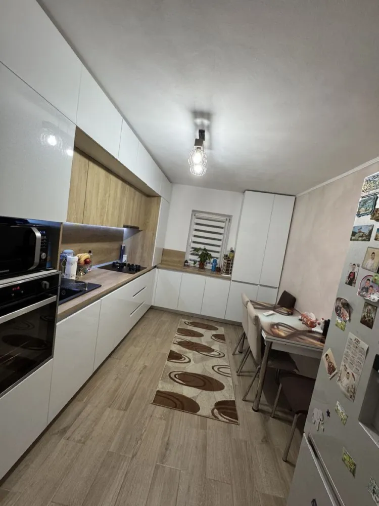 BRASADAS vinde ap 3 camere PARTER, LA CHEIE in MARASTI. - Agenția imobiliara BRASADAS vinde apartament cu 3 camere complet mobilat si utilat. Bucatarie : masina de spalat vase,mobila realizata la comanda,centrala termica pe gaz noua,ariston prin condensare,plita mixta (curent + gaz) ,hota, smart tv,cuptor electric,cuptor microunde si combina frigorifica mare (capacitate 500 l total). Hol: usa noua la intrare,izolare buna fonica si termica,mobilier la comanda Dormitor matrimonial: Aer conditionat,smart tv,dressing,pat,comoda si 2 noptiere Dormitor copii : aer conditionat, smart tv ,birou dublu,dressing,comoda si dormitor care poate fii doar pt 1 persoana sau 2 persoane (extensibil) Living : coltar mare,extensibil cu tetiere reglabile, masuta transformars ,mobilier si smart tv mare Baie principala: wc incastrat ,tevi inlocuite , lavoar cu masca ,cada ,geam cu sticla mata ,leduri in tavan Baie serviciu : wc incastrat,leduri in tavan , dulapior si lavoar cu masca ,tevi inlocuite In hol exista un dulap in perete pt masina de spalat rufe si uscatorul de rufe Apartamentul a fost renovat 100% acum 2 ani, reaplicat tot gletul,inlocuite toate obiectele sanitare,podea,usi ,curent ,mobilier,centrala ,absolut totul ! Apartamentul are si balcon,este la parterul inalt a unui bloc 4 e+ mansarda, e o zona foarte linistita, in spatele blocului (sub geamul bucatariei exista un parc pt copii Apartamentul are parcare de la primarie . www.brasadas.com.