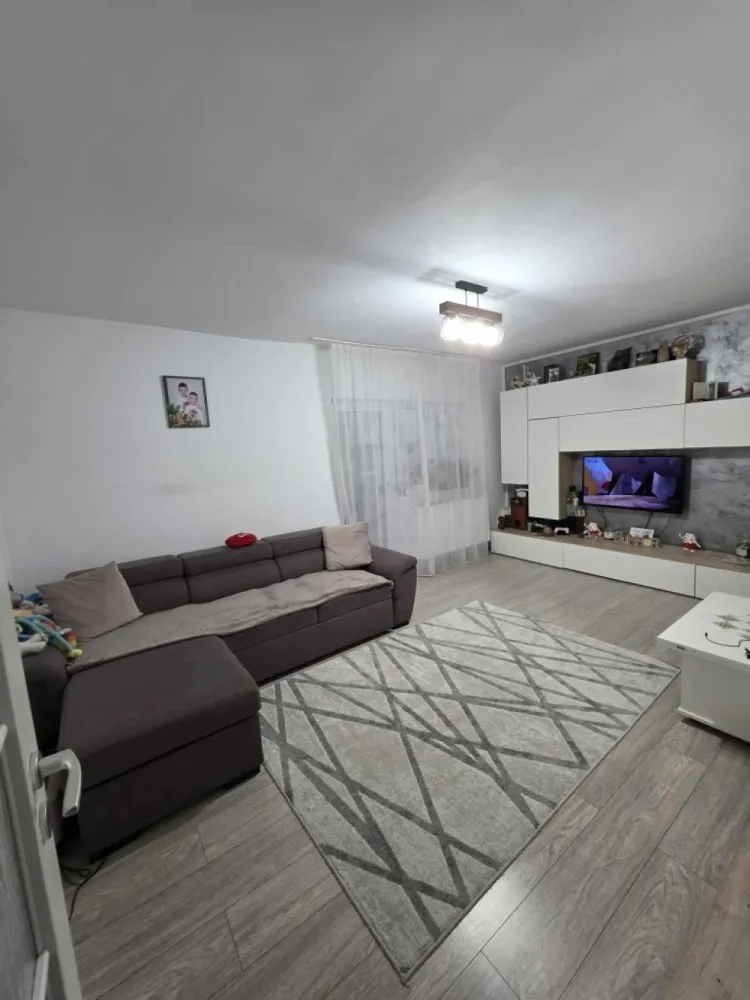 BRASADAS vinde ap 3 camere PARTER, LA CHEIE in MARASTI. - Agenția imobiliara BRASADAS vinde apartament cu 3 camere complet mobilat si utilat. Bucatarie : masina de spalat vase,mobila realizata la comanda,centrala termica pe gaz noua,ariston prin condensare,plita mixta (curent + gaz) ,hota, smart tv,cuptor electric,cuptor microunde si combina frigorifica mare (capacitate 500 l total). Hol: usa noua la intrare,izolare buna fonica si termica,mobilier la comanda Dormitor matrimonial: Aer conditionat,smart tv,dressing,pat,comoda si 2 noptiere Dormitor copii : aer conditionat, smart tv ,birou dublu,dressing,comoda si dormitor care poate fii doar pt 1 persoana sau 2 persoane (extensibil) Living : coltar mare,extensibil cu tetiere reglabile, masuta transformars ,mobilier si smart tv mare Baie principala: wc incastrat ,tevi inlocuite , lavoar cu masca ,cada ,geam cu sticla mata ,leduri in tavan Baie serviciu : wc incastrat,leduri in tavan , dulapior si lavoar cu masca ,tevi inlocuite In hol exista un dulap in perete pt masina de spalat rufe si uscatorul de rufe Apartamentul a fost renovat 100% acum 2 ani, reaplicat tot gletul,inlocuite toate obiectele sanitare,podea,usi ,curent ,mobilier,centrala ,absolut totul ! Apartamentul are si balcon,este la parterul inalt a unui bloc 4 e+ mansarda, e o zona foarte linistita, in spatele blocului (sub geamul bucatariei exista un parc pt copii Apartamentul are parcare de la primarie . www.brasadas.com.
