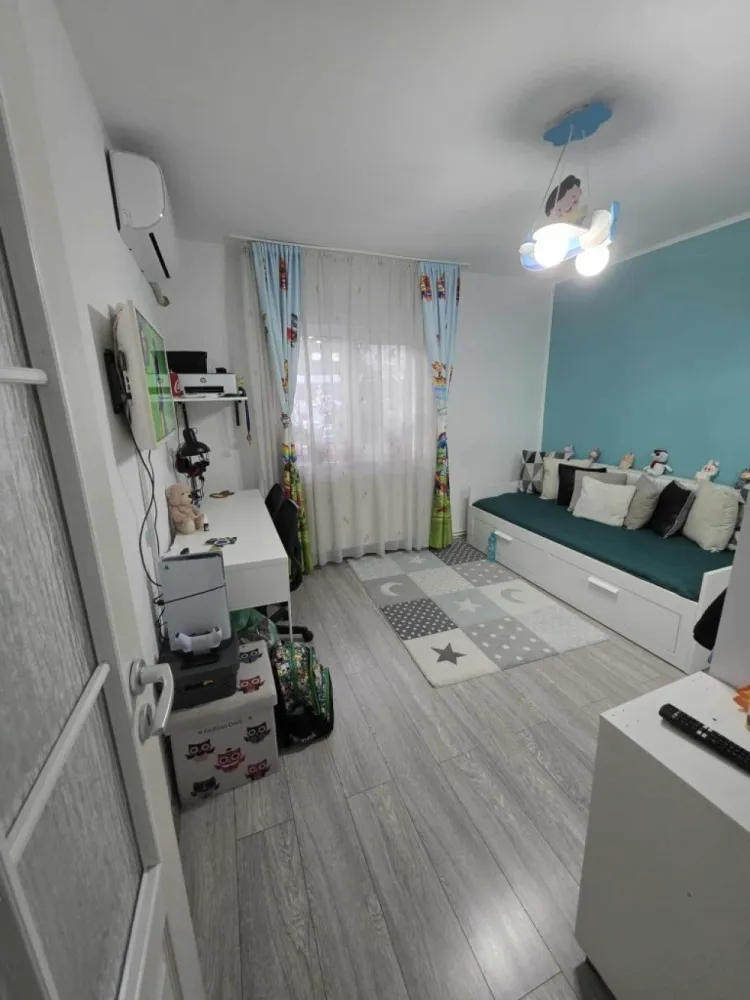 BRASADAS vinde ap 3 camere PARTER, LA CHEIE in MARASTI. - Agenția imobiliara BRASADAS vinde apartament cu 3 camere complet mobilat si utilat. Bucatarie : masina de spalat vase,mobila realizata la comanda,centrala termica pe gaz noua,ariston prin condensare,plita mixta (curent + gaz) ,hota, smart tv,cuptor electric,cuptor microunde si combina frigorifica mare (capacitate 500 l total). Hol: usa noua la intrare,izolare buna fonica si termica,mobilier la comanda Dormitor matrimonial: Aer conditionat,smart tv,dressing,pat,comoda si 2 noptiere Dormitor copii : aer conditionat, smart tv ,birou dublu,dressing,comoda si dormitor care poate fii doar pt 1 persoana sau 2 persoane (extensibil) Living : coltar mare,extensibil cu tetiere reglabile, masuta transformars ,mobilier si smart tv mare Baie principala: wc incastrat ,tevi inlocuite , lavoar cu masca ,cada ,geam cu sticla mata ,leduri in tavan Baie serviciu : wc incastrat,leduri in tavan , dulapior si lavoar cu masca ,tevi inlocuite In hol exista un dulap in perete pt masina de spalat rufe si uscatorul de rufe Apartamentul a fost renovat 100% acum 2 ani, reaplicat tot gletul,inlocuite toate obiectele sanitare,podea,usi ,curent ,mobilier,centrala ,absolut totul ! Apartamentul are si balcon,este la parterul inalt a unui bloc 4 e+ mansarda, e o zona foarte linistita, in spatele blocului (sub geamul bucatariei exista un parc pt copii Apartamentul are parcare de la primarie . www.brasadas.com.