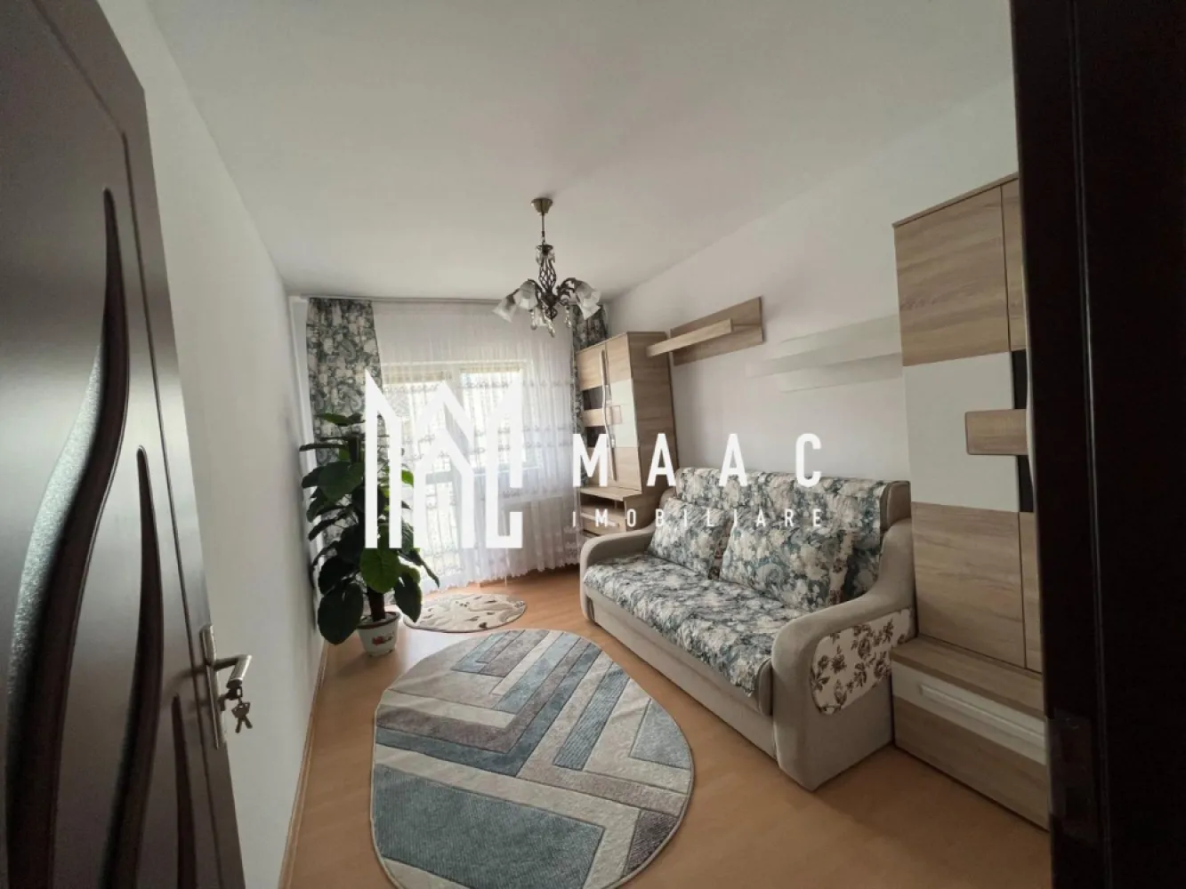 Casa individuala | Teren 500 MP | 8 camere | Arhitectilor - MAAC Imobiliare vă prezintă o casă individuală deosebită, situată în cartierul Arhitectilor, cu posibilitatea de achiziționare întreagă sau doar una dintre jumătățile duplexului. Această locuință poate fi cumpărată în două variante identice, fiecare având o compartimentare funcțională și spațioasă. Așadar, aveți la dispoziție opțiunea de a achiziționa întreaga casă (două jumătăți adiacente) sau doar o jumătate, în funcție de nevoile dumneavoastră. Detalii pentru întreaga casă sau fiecare jumătate a duplexului: Living spațios Bucătărie închisă, complet mobilată și utilată Trei dormitoare Două băi, una cu cadă și cealaltă cu duș Hol generos și primitor, care oferă un acces facil în întreaga locuință Camara-spălătorie, perfectă pentru depozitare și organizarea spațiilor Curte frumos amenajată și o construcție adițională pentru diverse activități Bucătărie suplimentară în curte Două terase Anul construcției: 2014, finisată în 2017 Locație excelentă, cu acces rapid la magazine (Kaufland, Lidl, Simpa), parcuri și stații de autobuz în proximitate, pentru un trai confortabil și bine conectat la facilități. Opțiuni de achiziționare: Întreaga casă (2 jumătăți) Jumătate de duplex, cu aceeași compartimentare și suprafețe, oferind același confort Pentru mai multe detalii precizati telefonic ca ati vazut anuntul cu ID: CP2783754 }}