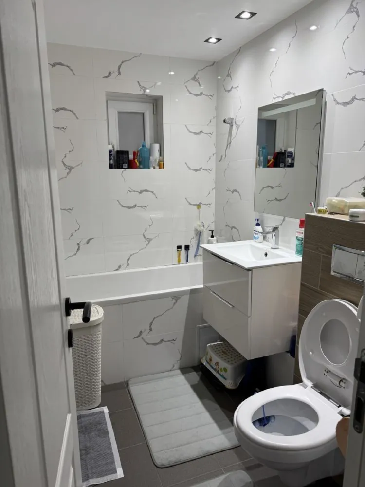 BRASADAS vinde ap 3 camere PARTER, LA CHEIE in MARASTI. - Agenția imobiliara BRASADAS vinde apartament cu 3 camere complet mobilat si utilat. Bucatarie : masina de spalat vase,mobila realizata la comanda,centrala termica pe gaz noua,ariston prin condensare,plita mixta (curent + gaz) ,hota, smart tv,cuptor electric,cuptor microunde si combina frigorifica mare (capacitate 500 l total). Hol: usa noua la intrare,izolare buna fonica si termica,mobilier la comanda Dormitor matrimonial: Aer conditionat,smart tv,dressing,pat,comoda si 2 noptiere Dormitor copii : aer conditionat, smart tv ,birou dublu,dressing,comoda si dormitor care poate fii doar pt 1 persoana sau 2 persoane (extensibil) Living : coltar mare,extensibil cu tetiere reglabile, masuta transformars ,mobilier si smart tv mare Baie principala: wc incastrat ,tevi inlocuite , lavoar cu masca ,cada ,geam cu sticla mata ,leduri in tavan Baie serviciu : wc incastrat,leduri in tavan , dulapior si lavoar cu masca ,tevi inlocuite In hol exista un dulap in perete pt masina de spalat rufe si uscatorul de rufe Apartamentul a fost renovat 100% acum 2 ani, reaplicat tot gletul,inlocuite toate obiectele sanitare,podea,usi ,curent ,mobilier,centrala ,absolut totul ! Apartamentul are si balcon,este la parterul inalt a unui bloc 4 e+ mansarda, e o zona foarte linistita, in spatele blocului (sub geamul bucatariei exista un parc pt copii Apartamentul are parcare de la primarie . www.brasadas.com.