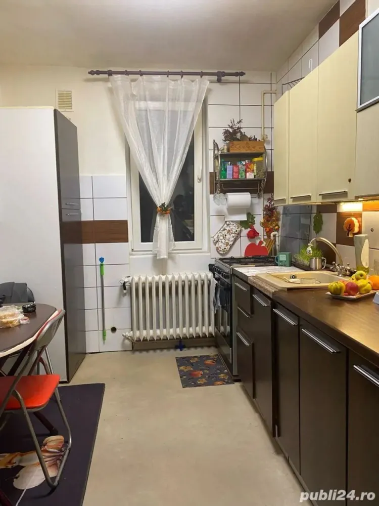 BRASADAS vinde ap 3 cam GHEORGHENI. - Agentia Imobiliara BRASADAS vinde apartament cu trei camere decomandat, situat la etajul 4/4 in cartierul Gheorghieni. Apartamentul se afla într-un bloc reabilitat termic ,are la doar 5minute școală,grădiniță ,creșă ,ideal pentru familii tinere aflate la început de drum . La doar 5 minute de supermarketuri ,Iulius mall,baza sportivă și de stații de autobuz spre toate zonele din Cluj. www.brasadas.com.