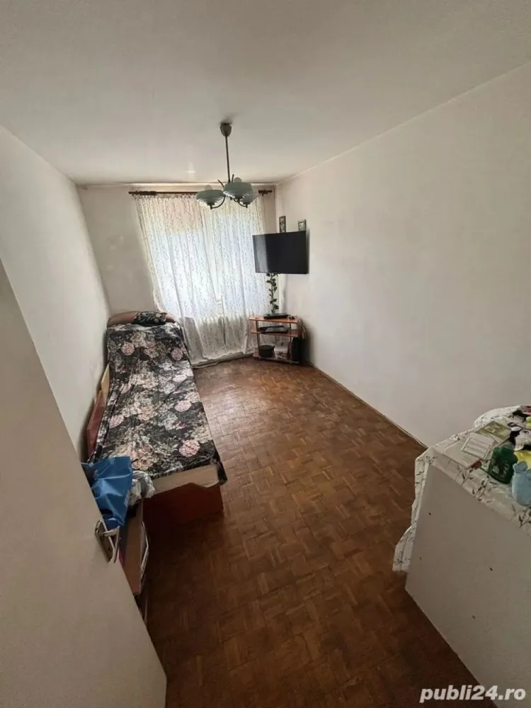 BRASADAS vinde ap 3 cam GHEORGHENI. - Agentia Imobiliara BRASADAS vinde apartament cu trei camere decomandat, situat la etajul 4/4 in cartierul Gheorghieni. Apartamentul se afla într-un bloc reabilitat termic ,are la doar 5minute școală,grădiniță ,creșă ,ideal pentru familii tinere aflate la început de drum . La doar 5 minute de supermarketuri ,Iulius mall,baza sportivă și de stații de autobuz spre toate zonele din Cluj. www.brasadas.com.