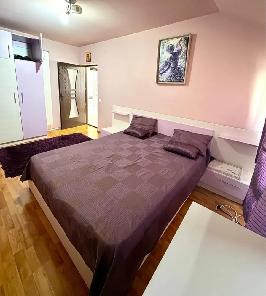 BRASADAS vinde ap 2 cam, Floresti. - Agentia Imobiliara BRASADAS vinde apartament in Floresti la mansarda ( dar NU este ultimul etaj, deasupra fiind locatari ), f aproape de JYSK, Kik, statia de autobus, etc, mobilat/utilat, cu CF., include loc de parcare exterior, 56 mp utili si 8 mp balcon disponibil imediat. www.brasadas.com.