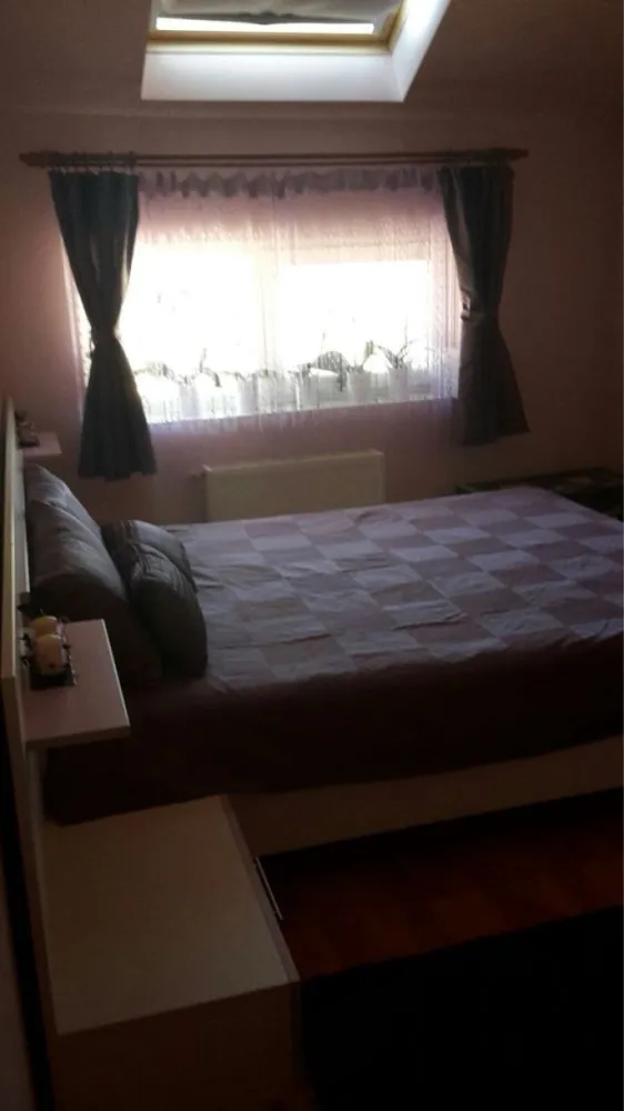 BRASADAS vinde ap 2 cam, Floresti. - Agentia Imobiliara BRASADAS vinde apartament in Floresti la mansarda ( dar NU este ultimul etaj, deasupra fiind locatari ), f aproape de JYSK, Kik, statia de autobus, etc, mobilat/utilat, cu CF., include loc de parcare exterior, 56 mp utili si 8 mp balcon disponibil imediat. www.brasadas.com.