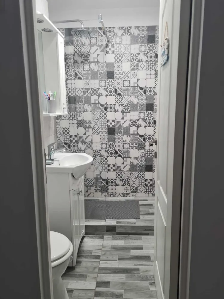 Apartament 2 camere de vanzare in Manastur, str. Grigore Alexandrescu - Vând apartament cu 2 camere (decomandate), 40 mp, situat la parter, într-o zonă excelentă din Cluj-Napoca. Locuința a fost renovată complet în 2019, dispune de centrală termică proprie și se vinde complet mobilată și utilată, fiind gata pentru mutare imediată sau investiție. Compartimentare: -2 camere -1 baie -1 bucătărie - Hol - Logie - Cămară Detalii apartament: - Suprafață: 40 mp - Parter, cu acces facil - Renovat complet în 2019 - Centrală proprie - Complet mobilat și utilat Avantaje: - Blocul este în curs de izolare termică și creștere a eficienței energetice printr-un proiect PNRR - Aproape de grădinițe, creșe, școli, piață, magazine, bănci, mijloace de transport in comun - Finisaje moderne: geamuri termopan, gresie, faianță, parchet - Zonă liniștită Preț: 295.000 € Pentru mai multe informații: 07******37