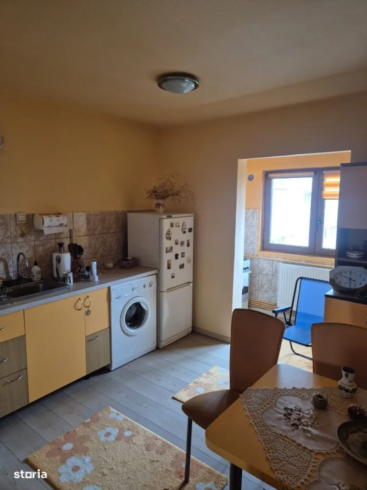 BRASADAS vinde ap 2 cam / 47 mp / mobilat / Zorilor. - Agentia Imobiliara BRASADAS vinde un apartament cu doua camere, situat in cartierul Zorilor, pe str. Lunii.Proprietatea are o suprafata utila de 47 mp, la etajul 4, intr-un imobil cu mansarda la etajul 5.Apartamentul este compartimentat eficient in: hol cu bucatarie deschisa, doua camere luminoase, cu acces pe balcon inchis din living si o baie prevazuta cu fereastra, oferind astfel confortul unei locuinte bine organizate.Apartamentul dispune de finisaje moderne, cu parchet din lemn, gresie si faianta, geamuri termopan, usa metalica la intrare si centrala termica proprie. Se vine complet mobilat si utilat, fiind disponibil imediat. www.brasadas.com.