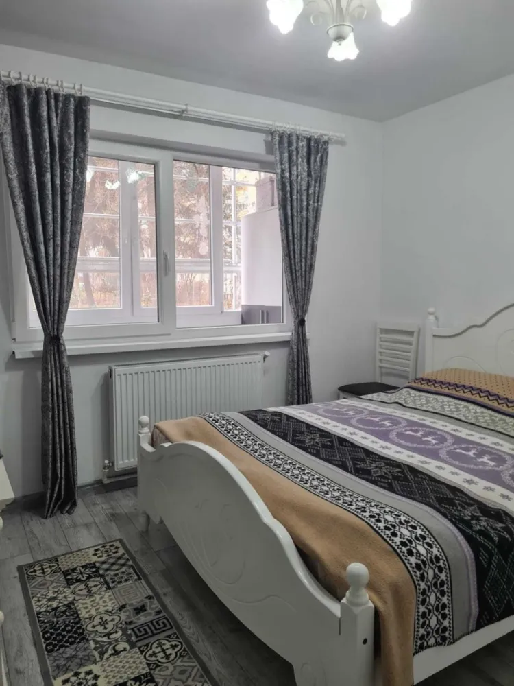 Apartament 2 camere de vanzare in Manastur, str. Grigore Alexandrescu - Vând apartament cu 2 camere (decomandate), 40 mp, situat la parter, într-o zonă excelentă din Cluj-Napoca. Locuința a fost renovată complet în 2019, dispune de centrală termică proprie și se vinde complet mobilată și utilată, fiind gata pentru mutare imediată sau investiție. Compartimentare: -2 camere -1 baie -1 bucătărie - Hol - Logie - Cămară Detalii apartament: - Suprafață: 40 mp - Parter, cu acces facil - Renovat complet în 2019 - Centrală proprie - Complet mobilat și utilat Avantaje: - Blocul este în curs de izolare termică și creștere a eficienței energetice printr-un proiect PNRR - Aproape de grădinițe, creșe, școli, piață, magazine, bănci, mijloace de transport in comun - Finisaje moderne: geamuri termopan, gresie, faianță, parchet - Zonă liniștită Preț: 295.000 € Pentru mai multe informații: 07******37