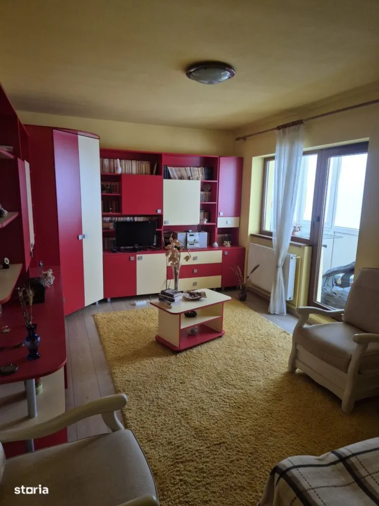 BRASADAS vinde ap 2 cam / 47 mp / mobilat / Zorilor. - Agentia Imobiliara BRASADAS vinde un apartament cu doua camere, situat in cartierul Zorilor, pe str. Lunii.Proprietatea are o suprafata utila de 47 mp, la etajul 4, intr-un imobil cu mansarda la etajul 5.Apartamentul este compartimentat eficient in: hol cu bucatarie deschisa, doua camere luminoase, cu acces pe balcon inchis din living si o baie prevazuta cu fereastra, oferind astfel confortul unei locuinte bine organizate.Apartamentul dispune de finisaje moderne, cu parchet din lemn, gresie si faianta, geamuri termopan, usa metalica la intrare si centrala termica proprie. Se vine complet mobilat si utilat, fiind disponibil imediat. www.brasadas.com.