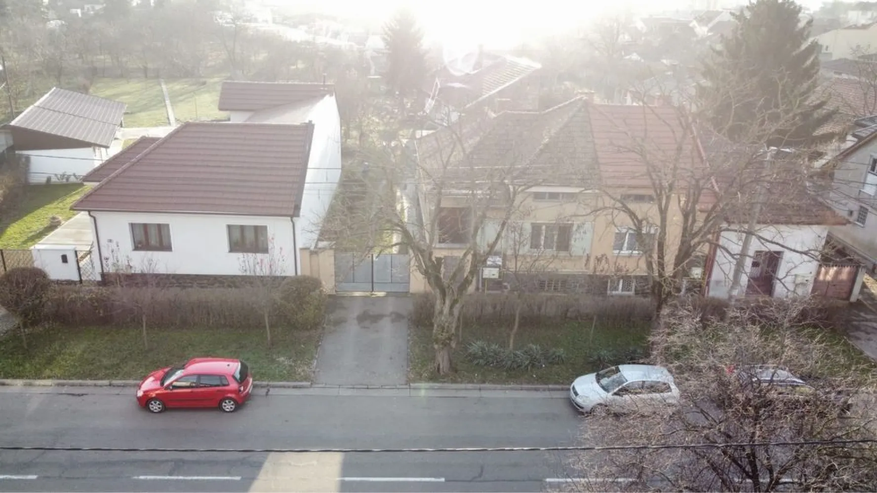 BRASADAS vinde parte de casa, str Unirii cu 7 ari teren. - Agenția imobiliara BRASADAS vinde parte de casa pe str Unirii, are 3 camere bucatarie si baie , hol, antreu, beci mare sub toata casa. Mai este o familie in curte, onportiune este comuna, dar 7 ari teren este privat ingradit cu intrare cu masina garaj, si anexa. Casa necesita modernizare si renovare Pret negociabil