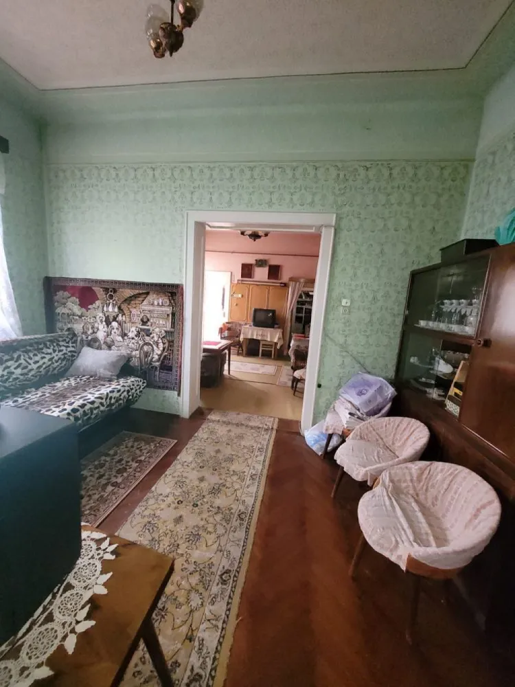 BRASADAS vinde parte de casa, str Unirii cu 7 ari teren. - Agenția imobiliara BRASADAS vinde parte de casa pe str Unirii, are 3 camere bucatarie si baie , hol, antreu, beci mare sub toata casa. Mai este o familie in curte, onportiune este comuna, dar 7 ari teren este privat ingradit cu intrare cu masina garaj, si anexa. Casa necesita modernizare si renovare Pret negociabil