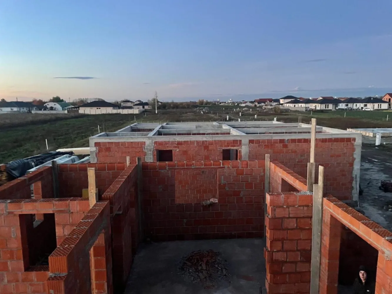 Casă de vânzare. - Casă de vânzare (mărtinesti strada lăcrimioarelor ) pe teren de 501m2 .casa are 112m2 locuibil. Și 201 construibili (incluzând terasa și pol). Casele se vând în stadiul semifinisat.