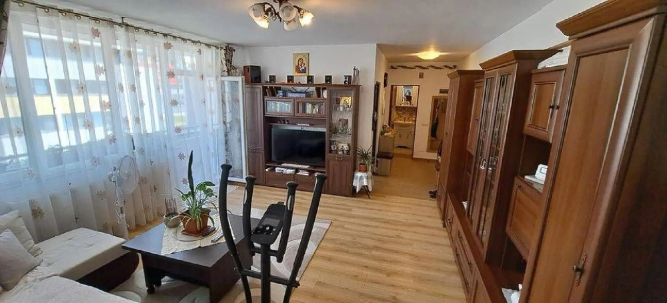 Ap 2 cam 55 mp terasă 8 mp, Baciu - opt. parcare sub bloc - Agentia Imobiliara BRASADAS vinde apartament 2 camere semidecomandat (posibilitate decomandare) cu finisaje moderne și materiale de calitate superioară – Baciu, Str. Șoimului, nr. 3 - Suprafață: 55 mp + terasă 11 ml (8 mp) + pod utilizabil - Bloc: nou, 2019, izolat termic, etaj 3/3, fără vecini deasupra - Acoperiș: lemn masiv și tablă + pod utilizabil - Orientare: Est (rasarit) (soare dimineața) Compartimentare și dotări: - Nemobilat și neutilat (mobilare și utilare opțional, contra cost, se discută la vizionare) - Bucătărie separată cu debara - Baie cu cadă și rafturi multiple din faianță - Imobil liber de sarcini, ultrafinisat modern: gresie, faianță, parchet de 12 mm, geamuri și uși termopane, uși interioare - Centrală nouă Vaillant Eco Tec Pure – achizitionata in Dec. 2025 (garanție 7 ani, până în 2032) Facilități și proximitate: - Supermarket-uri și magazine: Profi, Lidl, Pepco, Sinsay, Jysk, CBA - Școli și grădinițe - Farmacii și cabinete medicale (inclusiv stomatologice) - Stații autobuz: M31, M32, M34 - Primăria Baciu și biserică ortodoxa - Easybox-uri eMAG/Fanbox - Spălătorii auto și de covoare - Regina Maria, Banca BT, Poșta, benzinăria Petrom - Gară/autogară Cluj - Parcare subterană opțională: 7.000 € (CF separat) www.brasadas.com.