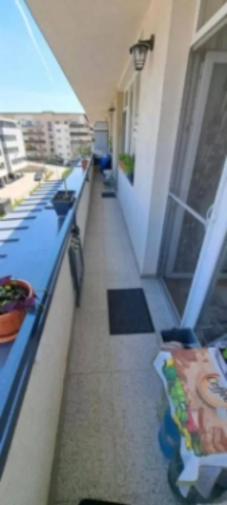 Ap 2 cam 55 mp terasă 8 mp, Baciu - opt. parcare sub bloc - Agentia Imobiliara BRASADAS vinde apartament 2 camere semidecomandat (posibilitate decomandare) cu finisaje moderne și materiale de calitate superioară – Baciu, Str. Șoimului, nr. 3 - Suprafață: 55 mp + terasă 11 ml (8 mp) + pod utilizabil - Bloc: nou, 2019, izolat termic, etaj 3/3, fără vecini deasupra - Acoperiș: lemn masiv și tablă + pod utilizabil - Orientare: Est (rasarit) (soare dimineața) Compartimentare și dotări: - Nemobilat și neutilat (mobilare și utilare opțional, contra cost, se discută la vizionare) - Bucătărie separată cu debara - Baie cu cadă și rafturi multiple din faianță - Imobil liber de sarcini, ultrafinisat modern: gresie, faianță, parchet de 12 mm, geamuri și uși termopane, uși interioare - Centrală nouă Vaillant Eco Tec Pure – achizitionata in Dec. 2025 (garanție 7 ani, până în 2032) Facilități și proximitate: - Supermarket-uri și magazine: Profi, Lidl, Pepco, Sinsay, Jysk, CBA - Școli și grădinițe - Farmacii și cabinete medicale (inclusiv stomatologice) - Stații autobuz: M31, M32, M34 - Primăria Baciu și biserică ortodoxa - Easybox-uri eMAG/Fanbox - Spălătorii auto și de covoare - Regina Maria, Banca BT, Poșta, benzinăria Petrom - Gară/autogară Cluj - Parcare subterană opțională: 7.000 € (CF separat) www.brasadas.com.