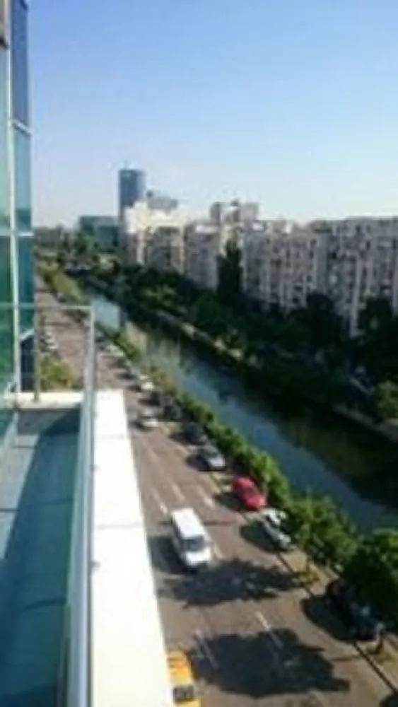 BRASADAS închiriază Sp birouri 200 mp Etaj 4 Timpuri Noi. - BRASADAS închiriază – Spațiu birouri 200 mp • Etaj 4 • Timpuri Noi Agenția Imobiliară BRASADAS oferă spre închiriere un spațiu de 200 mp, situat la etajul 4, configurat parțial open-space, cu posibilitate de recompartimentare după nevoile chiriașului. ✔ 2 locuri de parcare incluse ✔ Locuri suplimentare disponibile gratuit sau în parcarea de lângă Metrou Timpuri Noi ✔ Acces excelent către metrou, autobuz și tramvai Transport în apropiere: – Metrou: Timpuri Noi (360 m), Tineretului (660 m) – Tramvai: 360–380 m – STB: 5 m – 520 m, multiple linii (313, 133, 323, 76, 312, 381 etc.) Clădire: – Construcție 2001, S+P+5E, suprafață totală 1919 mp – Structură beton + cărămidă, compartimentări rigips – Lift OTIS 8 persoane – Fațadă cu panouri prefabricate, geamuri termopan aluminiu Finisaje & dotări: ✔ Tavan casetat, parchet laminat / mochetă / gresie ✔ Grupuri sanitare moderne ✔ Sistem alarmă, CCTV, detecție incendiu + evacuare fum ✔ Aer condiționat split, încălzire/răcire 4 tevi ✔ Centrală termică proprie (subsol) ✔ Rețea internet, cablu TV, telefonie ✔ Contorizare separată pe etaj Spațiu ideal pentru firme, centre servicii, IT, consultanță, activități corporate. 🌐 www.brasadas.com