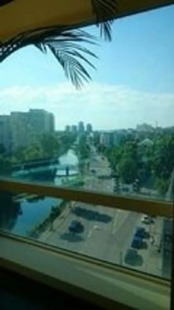 BRASADAS închiriază Sp birouri 200 mp Etaj 4 Timpuri Noi. - BRASADAS închiriază – Spațiu birouri 200 mp • Etaj 4 • Timpuri Noi Agenția Imobiliară BRASADAS oferă spre închiriere un spațiu de 200 mp, situat la etajul 4, configurat parțial open-space, cu posibilitate de recompartimentare după nevoile chiriașului. ✔ 2 locuri de parcare incluse ✔ Locuri suplimentare disponibile gratuit sau în parcarea de lângă Metrou Timpuri Noi ✔ Acces excelent către metrou, autobuz și tramvai Transport în apropiere: – Metrou: Timpuri Noi (360 m), Tineretului (660 m) – Tramvai: 360–380 m – STB: 5 m – 520 m, multiple linii (313, 133, 323, 76, 312, 381 etc.) Clădire: – Construcție 2001, S+P+5E, suprafață totală 1919 mp – Structură beton + cărămidă, compartimentări rigips – Lift OTIS 8 persoane – Fațadă cu panouri prefabricate, geamuri termopan aluminiu Finisaje & dotări: ✔ Tavan casetat, parchet laminat / mochetă / gresie ✔ Grupuri sanitare moderne ✔ Sistem alarmă, CCTV, detecție incendiu + evacuare fum ✔ Aer condiționat split, încălzire/răcire 4 tevi ✔ Centrală termică proprie (subsol) ✔ Rețea internet, cablu TV, telefonie ✔ Contorizare separată pe etaj Spațiu ideal pentru firme, centre servicii, IT, consultanță, activități corporate. 🌐 www.brasadas.com