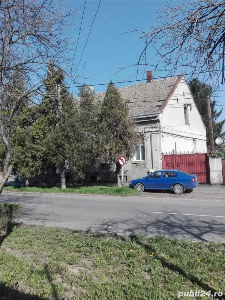 Parte de casă mare cu teren aferent 1050 mp central in Satu Mare, ideal și pentru afaceri - Vând casă mare din cărămidă cu două apartamente și curtea comună. Clădirea este compusă din 2 apartamente: Ap.1: - 2 camere, 1 bucătărie, 1 baie și 1 terasă, cu o suprafață de peste 70 mp. Ap. 2: - 1 cameră, 1 bucătărie, 1 baie și 1 cameră de alimente, cu o suprafață de peste 40 mp. Casei aparține și un beci, situată sub casa principală, de aprox. 95 mp și format dintr-o încăpere mare + un coridor in formă de "L". Intrarea pe pod se face separat de la terasă, podul casei principale fiind de aprox. 95 mp cu posibilitatea de a face o mansardă, Utilitățile sunt împărțite pe 2 contoare de gaz, 2 contoare de curent electric și 1 contor de apă. Actual terenul este impărtit în 3 zone: 2 curți și o grădină mare cu viță de vie, pomi fructiferi si grădină de zarzavaturi.