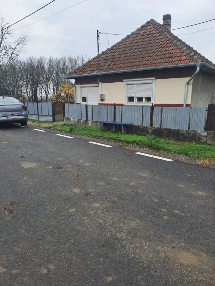 BRASADAS vinde casa în Someseni, comuna Apa - Agentia Imobiliara BRASADAS vinde casa în Someseni, comuna Apa situata intr-o zona linistita . Casa este compusa din 2 camere decomandate, un hol , o cămară și o baie. Are 2 curți și anexe , plus o livada și gradina de 17 ari. Apa este de la retea trasa în casa iar gazul în fata porții. Se vinde cu tot ce este în imagini. Drumul este asfaltat. Www.brasadas.com.
