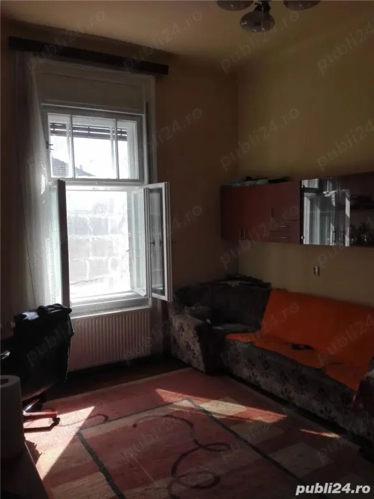 Parte de casă mare cu teren aferent 1050 mp central in Satu Mare, ideal și pentru afaceri - Vând casă mare din cărămidă cu două apartamente și curtea comună. Clădirea este compusă din 2 apartamente: Ap.1: - 2 camere, 1 bucătărie, 1 baie și 1 terasă, cu o suprafață de peste 70 mp. Ap. 2: - 1 cameră, 1 bucătărie, 1 baie și 1 cameră de alimente, cu o suprafață de peste 40 mp. Casei aparține și un beci, situată sub casa principală, de aprox. 95 mp și format dintr-o încăpere mare + un coridor in formă de "L". Intrarea pe pod se face separat de la terasă, podul casei principale fiind de aprox. 95 mp cu posibilitatea de a face o mansardă, Utilitățile sunt împărțite pe 2 contoare de gaz, 2 contoare de curent electric și 1 contor de apă. Actual terenul este impărtit în 3 zone: 2 curți și o grădină mare cu viță de vie, pomi fructiferi si grădină de zarzavaturi.