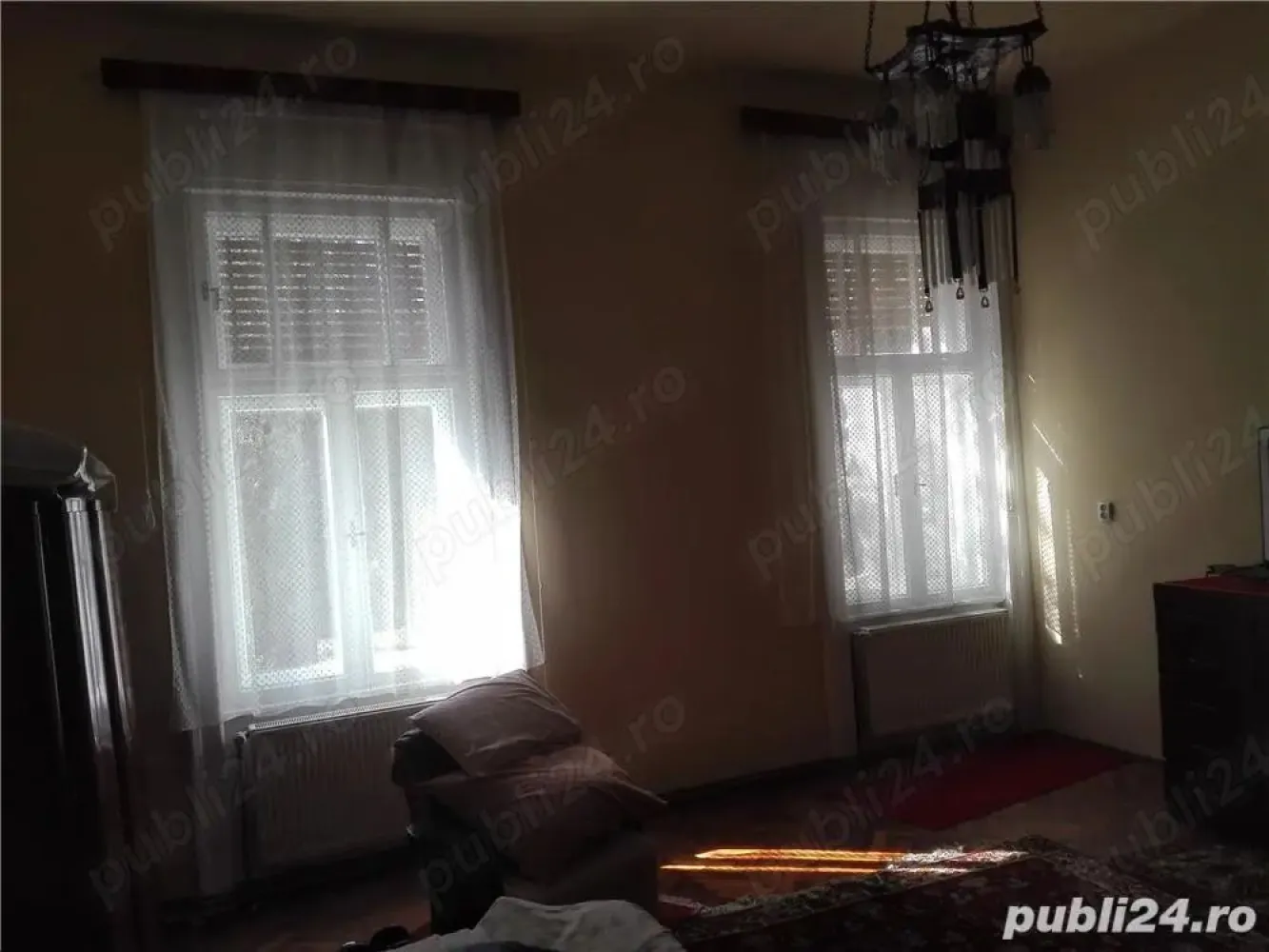 Parte de casă mare cu teren aferent 1050 mp central in Satu Mare, ideal și pentru afaceri - Vând casă mare din cărămidă cu două apartamente și curtea comună. Clădirea este compusă din 2 apartamente: Ap.1: - 2 camere, 1 bucătărie, 1 baie și 1 terasă, cu o suprafață de peste 70 mp. Ap. 2: - 1 cameră, 1 bucătărie, 1 baie și 1 cameră de alimente, cu o suprafață de peste 40 mp. Casei aparține și un beci, situată sub casa principală, de aprox. 95 mp și format dintr-o încăpere mare + un coridor in formă de "L". Intrarea pe pod se face separat de la terasă, podul casei principale fiind de aprox. 95 mp cu posibilitatea de a face o mansardă, Utilitățile sunt împărțite pe 2 contoare de gaz, 2 contoare de curent electric și 1 contor de apă. Actual terenul este impărtit în 3 zone: 2 curți și o grădină mare cu viță de vie, pomi fructiferi si grădină de zarzavaturi.