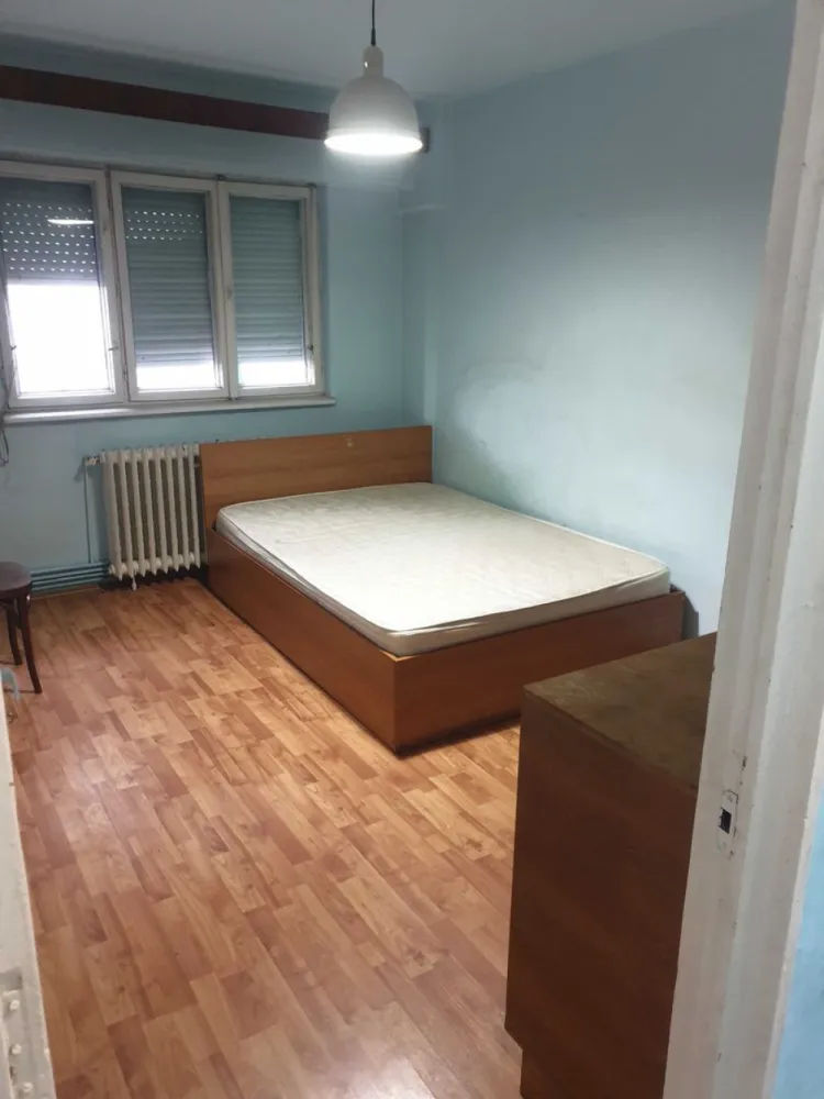 BRASADAS vinde ap cam etaj 6/8 Soarelui. - Agentia Imobiliara BRASADAS vinde apartament in Soarelui pe strada Lucian Blaga cu o suprafață utila de 108 mp si dispune de 5 camere,bucatarie,2 bai,1 camara,1 balcon,se află la etajul 6 (din 8) cu lift! Blocul se află in curs de renovare termică si pana in primăvară o sa fie montate geamurile termopan! Necesită renovare completă! Www.brasadas.com.