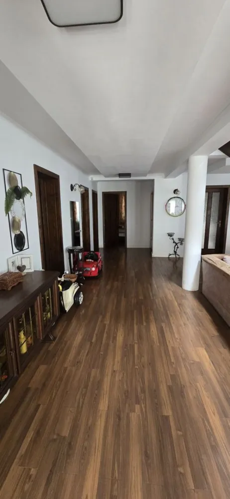BRASADAS vinde casa tip P+M in Bercu Roșu. - Agentia imobiliara BRASADAS vinde casa individuala tip parter + masardă cu toate utilitatile. Suprafata construita de 351mp și teren aferent de 6 ari. Are in total 4 dormitoare si3 băi. La PARTER sunt 2 dormitoare, living open space cu șemineu în centrul casei. La ETAJ sunt 2 dormitoare cu bai propri. Bucătăria este utilată, garaj, încălzire în pardosea cu centrală termică pe gaz, geamuri de termopan de lemn. www.brasadas.com.