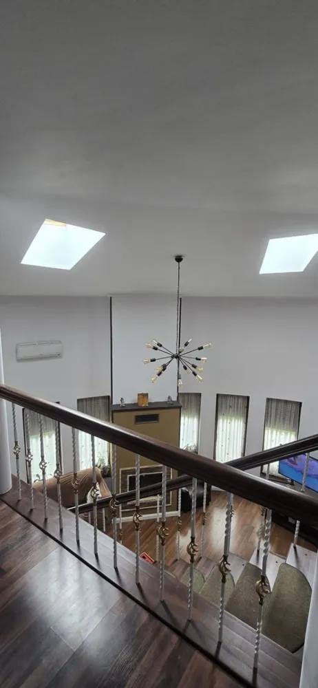 BRASADAS vinde casa tip P+M in Bercu Roșu. - Agentia imobiliara BRASADAS vinde casa individuala tip parter + masardă cu toate utilitatile. Suprafata construita de 351mp și teren aferent de 6 ari. Are in total 4 dormitoare si3 băi. La PARTER sunt 2 dormitoare, living open space cu șemineu în centrul casei. La ETAJ sunt 2 dormitoare cu bai propri. Bucătăria este utilată, garaj, încălzire în pardosea cu centrală termică pe gaz, geamuri de termopan de lemn. www.brasadas.com.
