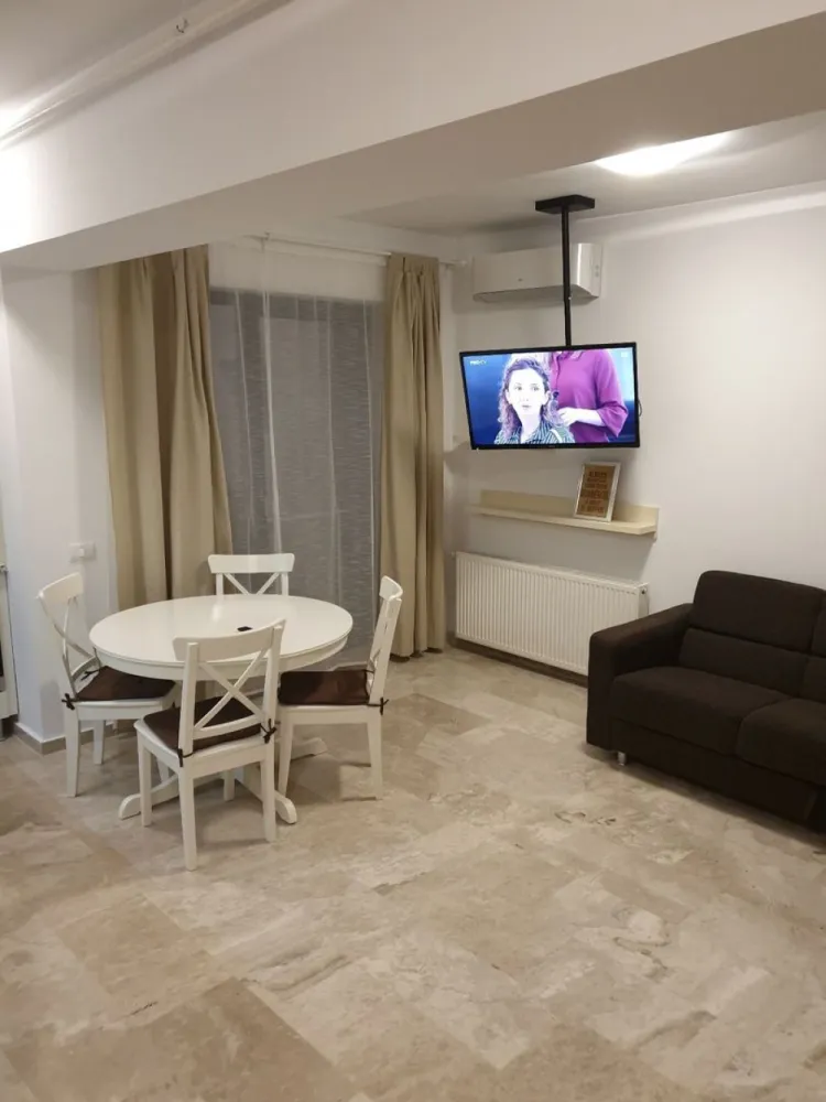 BRASADAS Inchiriaza Ap 2 camere, zona unirii - BRASADAS Inchiriaza Apartament 2 camere semidecomandat – 52 mp Finisaje de lux – marmura + parchet triplustratificat -centrala proprie - 2 AC living dormitor - complet mobilat utilat. Loc de parcare in incinta inchisa - inclus in pretul chiriei. DETALII:0745964492-ALEX