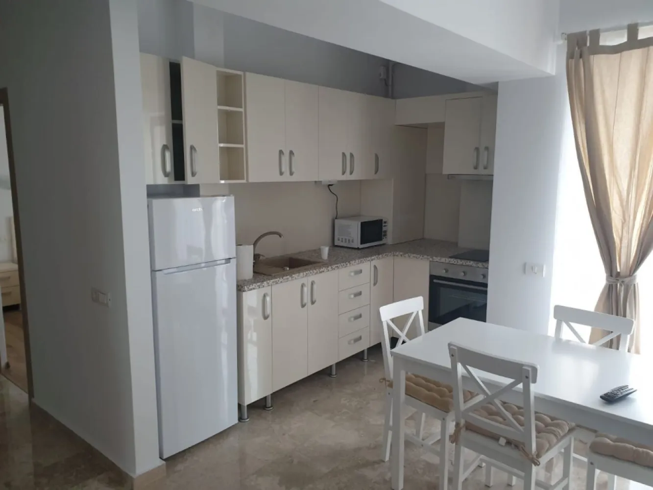 BRASADAS Inchiriaza Ap 2 camere, zona unirii - BRASADAS Inchiriaza Apartament 2 camere semidecomandat – 52 mp Finisaje de lux – marmura + parchet triplustratificat -centrala proprie - 2 AC living dormitor - complet mobilat utilat. Loc de parcare in incinta inchisa - inclus in pretul chiriei. DETALII:0745964492-ALEX