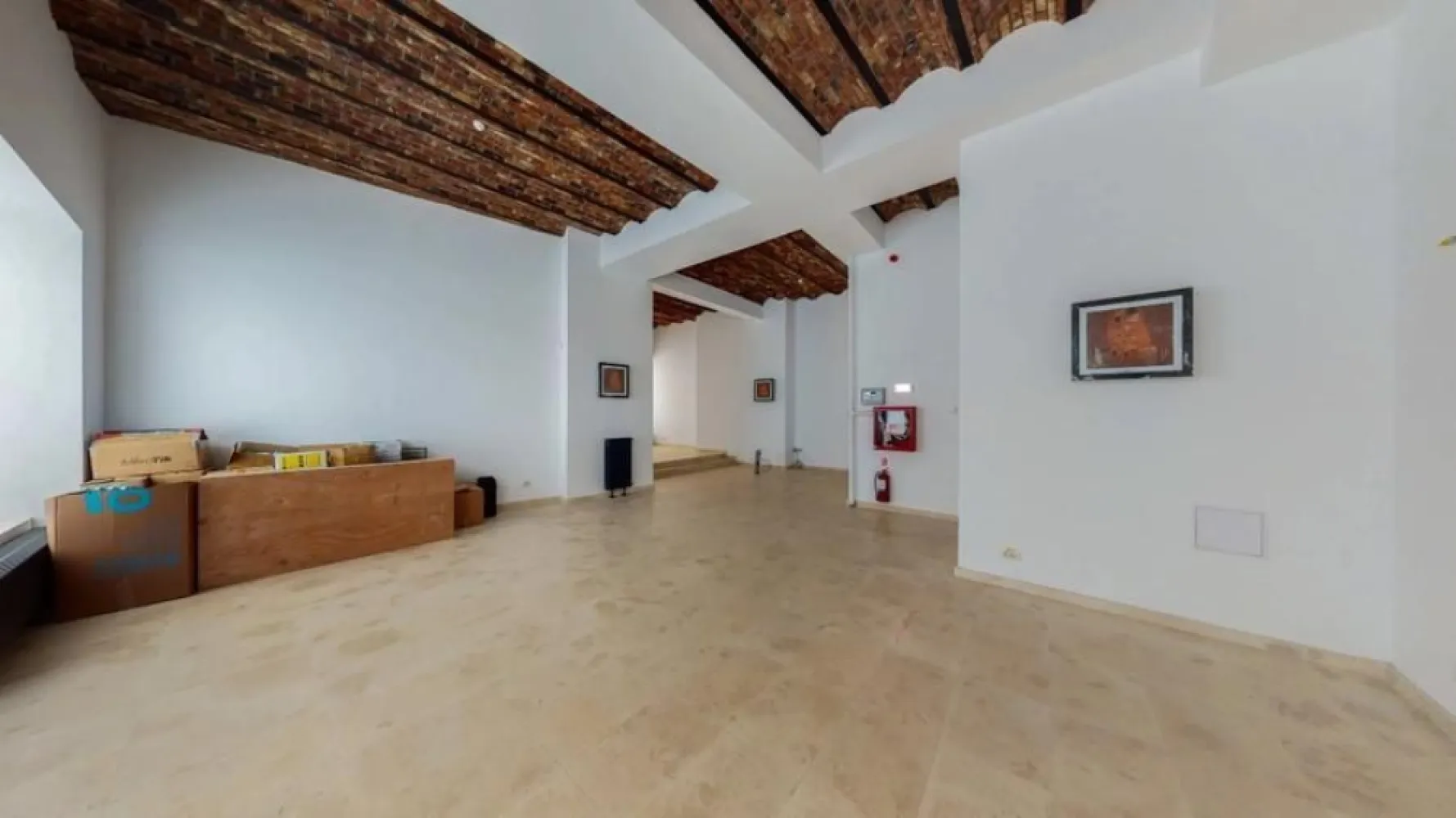 Închiriere spațiu comercial – Centrul Vechi București, lângă Hanul lui Manuc - Disponibil spre închiriere un spațiu comercial excelent poziționat, situat în inima Centrului Vechi, la câțiva pași de Hanul lui Manuc. Locație cu vad intens pietonal, ideală pentru business-uri din zona HoReCa, retail sau servicii premium. Detalii spațiu: Suprafață parter: 118,76 mp Spațiu suplimentar la subsol: 50 mp (perfect pentru depozitare/preparare) Spatiu exterior terasă (30-35 mese) Grup sanitar pentru clienți / staff Vitrină mare la stradă, vizibilitate excelentă Zonă cu trafic turistic și local ridicat Spațiul este în prezent ocupat de Uau Gelato (str. Covaci 23), disponibil pentru preluare începând cu data convenită. Preț chirie: 7.000 € / lună O oportunitate rară într-una dintre cele mai vizitate și active zone comerciale din București! Pentru mai multe informații și vizionări, vă rugăm să ne contactați: petru@helloholt.com
