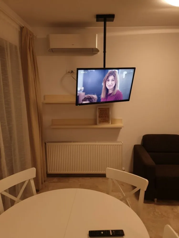 BRASADAS Inchiriaza Ap 2 camere, zona unirii - BRASADAS Inchiriaza Apartament 2 camere semidecomandat – 52 mp Finisaje de lux – marmura + parchet triplustratificat -centrala proprie - 2 AC living dormitor - complet mobilat utilat. Loc de parcare in incinta inchisa - inclus in pretul chiriei. DETALII:0745964492-ALEX
