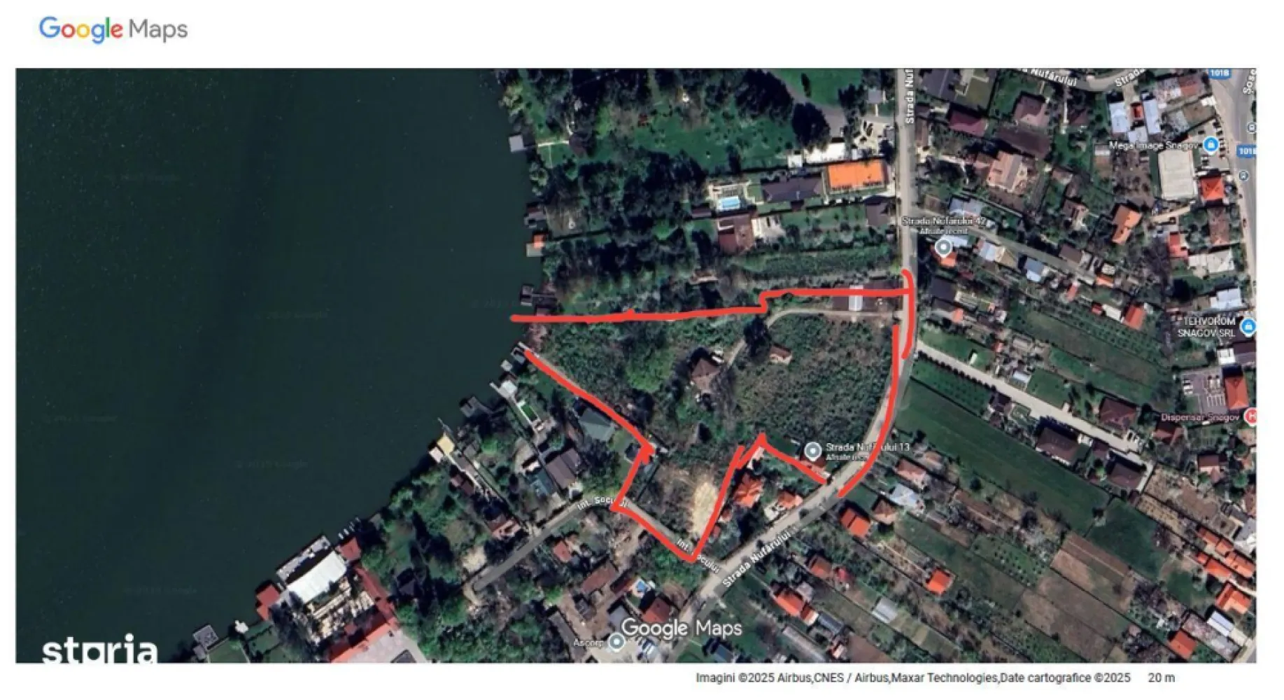Proprietate unica Lacul Snagov - teren generos si vila interbelica - Societate comerciala cu capital integral privat vinde in localitatea Snagov un teren in suprafata de 16.576 mp, aflat pe malul lacului Snagov (cu o deschidere directa de 23 metri la lac) pe care sunt amplasate o vila (constructie din perioada interbelica cu regim de inaltime P+1) de 296 mp, o cabana de 81 mp si un garaj de 16 mp.Imobilul este localizat in zona exclusivista a localitatii Snagov (fosta zona prezidentiala cu acces restrictionat inainte de anul 1989) si are doua intrari din artere cu trafic redus (utilizate de riverani).Vecinatatile proprietatii sunt constructii private rezidentiale.Proprietatea este bransata la energie electrica, gaze, apa potabila si canalizare.In localitate exista o firma de paza care are proprietatile limitrofe arondate precum si o societate locala de salubritate care ridica, in baza unui contract (de doua ori pe saptamana) gunoiul menajer.Accesul de la proprietate in Bucuresti se poate face in circa 20-30 de minute, fie prin Autostrada A3, fie prin DN1, iar accesul la Aeroportul International Henri Coanda (Otopeni) se face in circa 15-20 de minute.Localitatea Snagov este atestata ca statiune turistica, fara dezvoltari industriale sau aglomerari imobiliare (blocuri), ceea ce elimina factorii de poluare si de aglomerare urbana, mentinand un aer curat si un caracter exclusivist.Facilitatile existente in proximitate (la circa 5 - 10 minute):- magazine comerciale(Mega Image, Lidl); - farmacie;- benzinarie;- sucursale bancare;- scoala generala, liceu si gradinita;- restaurante cu delivery;- Centrul de echitatie Vectra;- Centrul de agrement Artha Park;- Obiectiv turistic: Manastirea Snagov, atestata prima oara in anul 1408, cunoscuta ca Manastirea lui Vlad Tepes (Dracula).Pentru imobil exista un certificat de urbanism (de informare) recent emis de Primaria Snagov, care contine parametrii urbanistici constructivi ai terenului, in cazul in care se doreste extinderea constructiilor actuale sau edificarea unor noi imobile.Prin pozitia exclusivista, accesul la lac si suprafata generoasa, proprietatea este ideala atat pentru o resedinta privata de exceptie, cat si pentru o investitie de tip boutique hotel, cartier exclusivist cu un numar redus de case sau centru de wellness premium.Pret de vanzare : 3.658.000 euro (negociabil)Pentru agentiile imobiliare / agentii imobiliari acreditati de proprietar comisionul de vanzare va fi de 10%.