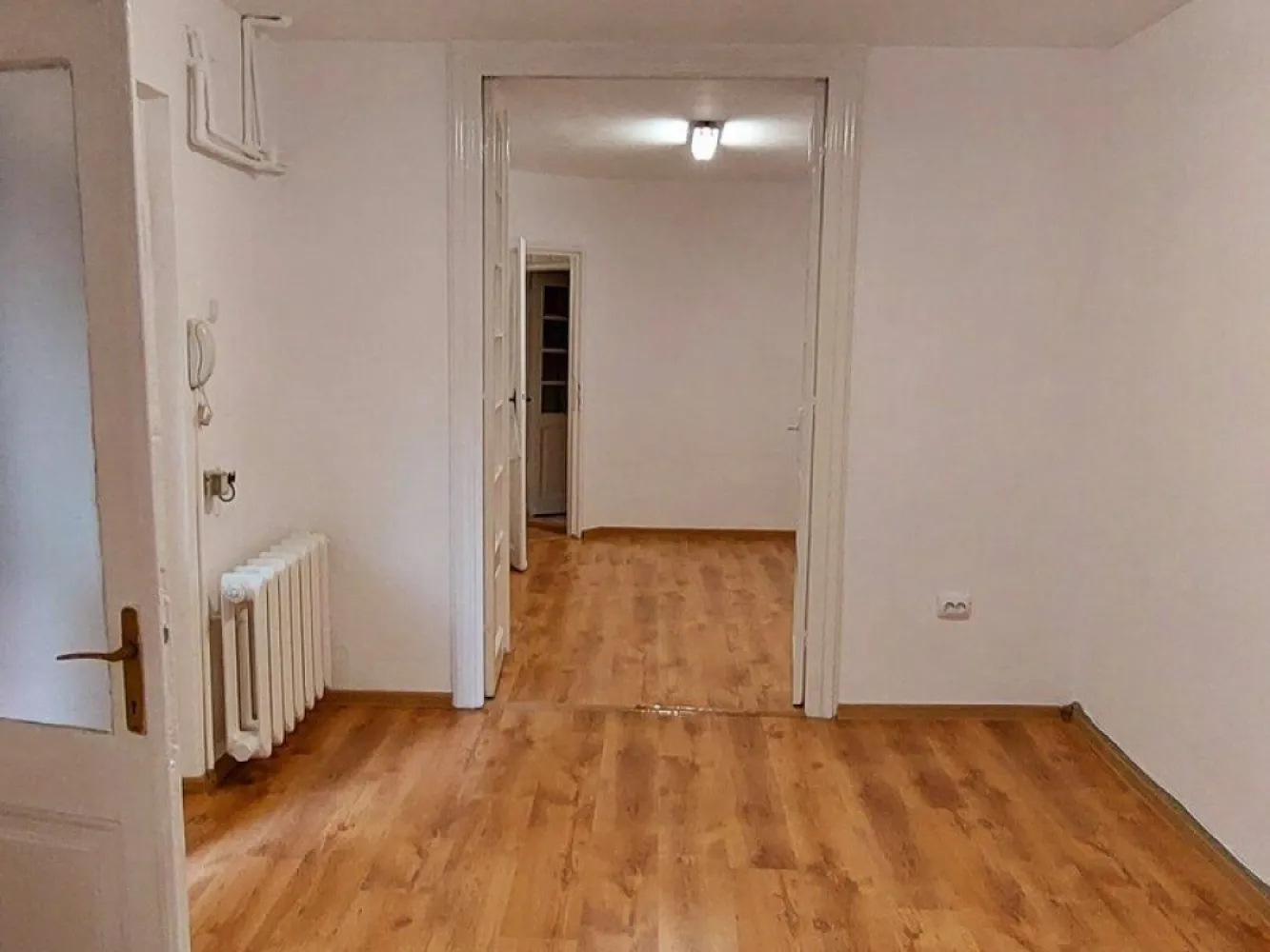 BRASADAS Inchiriaza Vila P+1 dacia - Brasasadas inchiriaza Vila P+1 de inchiriat, 2 bai si bucatarie mobilate, 6 camere si salon pretabil showroom/sala conferinte/ cursuri/ ateliere/, centrala, aer conditionat, termopan, internet, instalatie electrica pe led, curte, parcare, recent renovat, zona linistita, negociabil