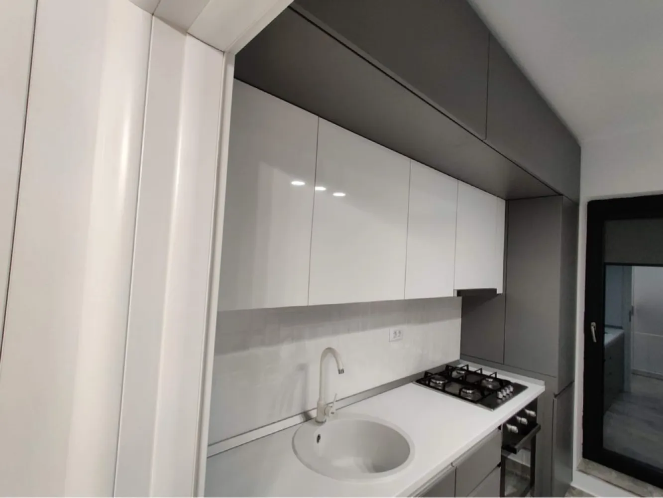 Inchiriez garsoniera Exigent Plaza 500€ Proprietar - Proprietar, ofer spre inchiriere garsoniera, situata in complex Plaza Residence (Exigent Plaza) Faza 2 la 5 minute de metrou Lujerului. Complexul nou dispune de paza 24/24, 2 lifturi, este foarte curat si linistit. Garsoniera are centrala proprie. Garoniera va dispune de canapea extensibila + topper. Are multiple spatii de depozitare si 2 dressing-uri mari,birou. Este prevazuta cu toate electrocasnicele necesare: -bucatarie dotata complet (frigider, plita, hota, cuptor,A+) -Aer Conditionat Smart 12000 btu A+ Whirpool -TV Toshiba Smart 126cm A+ -Masina de spalat Indesit cu uscator A+ -Ambient wireless Honeywell Etajul 2,la doar 5 minute de metrou Lujerului si in apropiere de tramvai 41. Se afla la 100m de Mall Plaza si Carrefour Lujerului, precum si in apropiere de Politehnica si zonele comerciale si de birouri AFI si Campus. Magazin Profi(la parterul blocului),Mega Image. Parcuri la cateva minute de mers pe jos. Se poate parca in jurul complexului sau se poate inchiria loc de parcare in complex la subteran sau suprateran. Se inchiriaza la pretul de 500€/luna + 1 luna garantie.