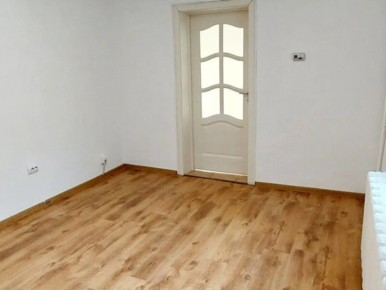 BRASADAS Inchiriaza Vila P+1 dacia - Brasasadas inchiriaza Vila P+1 de inchiriat, 2 bai si bucatarie mobilate, 6 camere si salon pretabil showroom/sala conferinte/ cursuri/ ateliere/, centrala, aer conditionat, termopan, internet, instalatie electrica pe led, curte, parcare, recent renovat, zona linistita, negociabil
