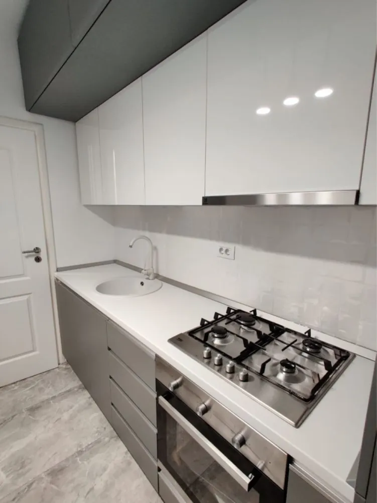 Inchiriez garsoniera Exigent Plaza 500€ Proprietar - Proprietar, ofer spre inchiriere garsoniera, situata in complex Plaza Residence (Exigent Plaza) Faza 2 la 5 minute de metrou Lujerului. Complexul nou dispune de paza 24/24, 2 lifturi, este foarte curat si linistit. Garsoniera are centrala proprie. Garoniera va dispune de canapea extensibila + topper. Are multiple spatii de depozitare si 2 dressing-uri mari,birou. Este prevazuta cu toate electrocasnicele necesare: -bucatarie dotata complet (frigider, plita, hota, cuptor,A+) -Aer Conditionat Smart 12000 btu A+ Whirpool -TV Toshiba Smart 126cm A+ -Masina de spalat Indesit cu uscator A+ -Ambient wireless Honeywell Etajul 2,la doar 5 minute de metrou Lujerului si in apropiere de tramvai 41. Se afla la 100m de Mall Plaza si Carrefour Lujerului, precum si in apropiere de Politehnica si zonele comerciale si de birouri AFI si Campus. Magazin Profi(la parterul blocului),Mega Image. Parcuri la cateva minute de mers pe jos. Se poate parca in jurul complexului sau se poate inchiria loc de parcare in complex la subteran sau suprateran. Se inchiriaza la pretul de 500€/luna + 1 luna garantie.