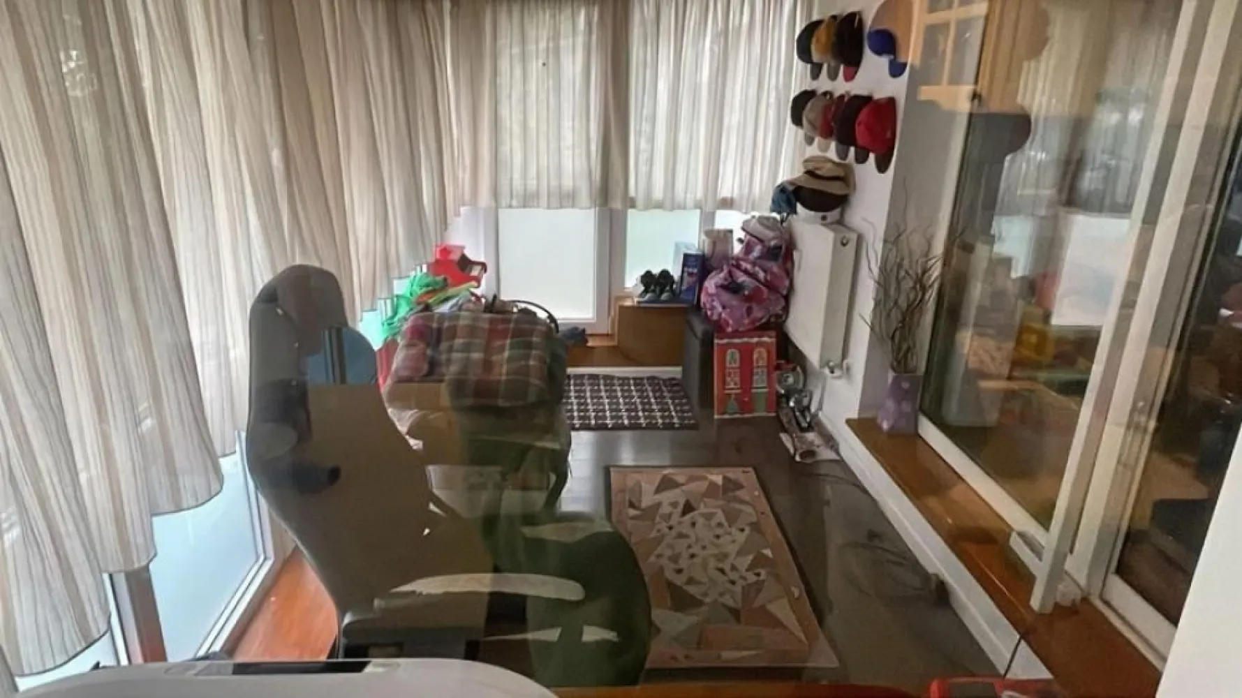 Apartament 3 camere Aviatiei Caramfil92mp+14mp demisol - 🏡 Apartament 3 camere – Str. Nicolae Caramfil, Cartierul Aviației De vânzare apartament de 3 camere, situat la parterul unui bloc anvelopat, construit în 1988, pe strada Nicolae Caramfil – una dintre cele mai apreciate zone din cartierul Aviației. 📐 Detalii: • Suprafață totală: 106 mp (inclusiv demisol de 14 mp) • Compartimentare: 2 dormitoare, dressing, sufragerie cu balcon mare închis, bucătărie cu balcon mare închis, loc de dining, 2 bai. • Apartamentul are ieșire directă în grădină, perfectă pentru relaxare. ✅ Alte avantaje: • Bloc anvelopat termic • Costuri reduse de întreținere • Vecini prietenoși și zonă liniștită • Acces rapid la mijloace de transport, parcuri, restaurante, centre comerciale, scoli si gradinite. • Situat la 5 minute de Soseaua Nordului, Parcul Herastrau • Apartamentul se vinde complet mobilat si utilat: 2 AC, frigider Samsung în 2 uși cu apa și gheață, masina de spalat rufe BEKO , uscător Samsung, masina de spalat vase, plita+cuptor+hota beko), tv, semineu electric+ esspresor philips + mobila) 📞 Ideal pentru familie, firma, cabinet stomatologic, notariat sau ca investiție într-o zonă premium din București! Preț: 285.000 euro, negociabil.