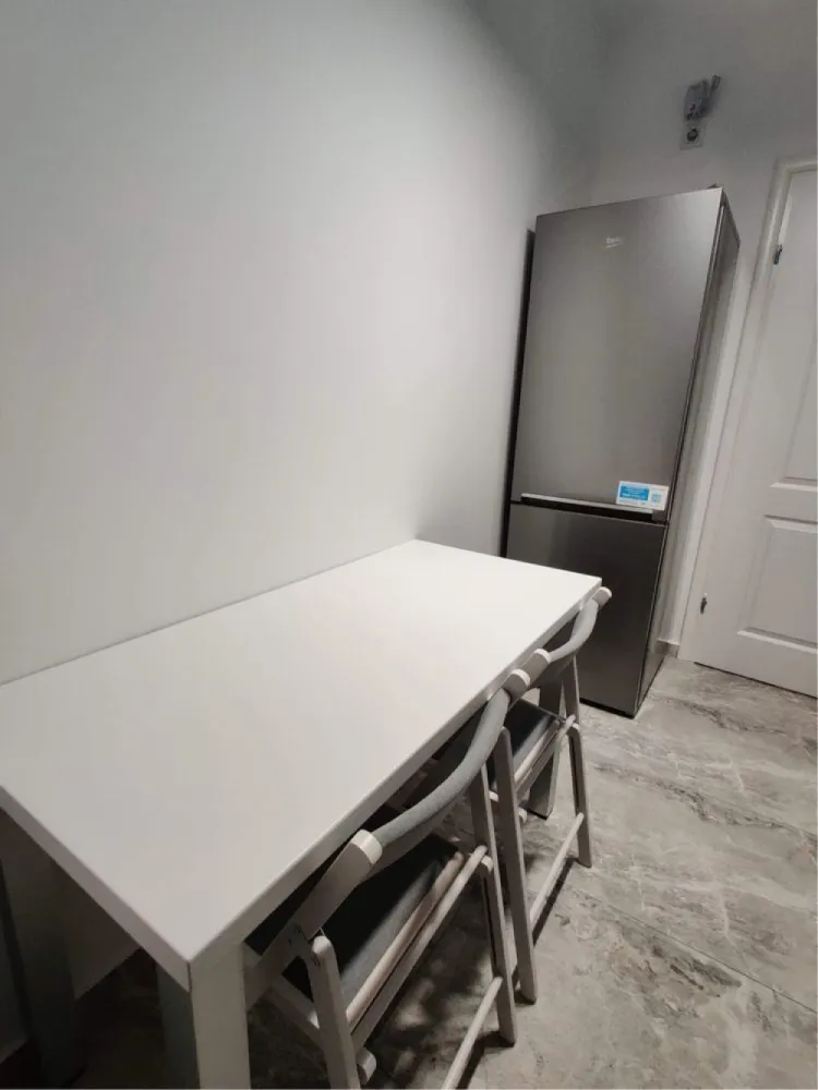 Inchiriez garsoniera Exigent Plaza 500€ Proprietar - Proprietar, ofer spre inchiriere garsoniera, situata in complex Plaza Residence (Exigent Plaza) Faza 2 la 5 minute de metrou Lujerului. Complexul nou dispune de paza 24/24, 2 lifturi, este foarte curat si linistit. Garsoniera are centrala proprie. Garoniera va dispune de canapea extensibila + topper. Are multiple spatii de depozitare si 2 dressing-uri mari,birou. Este prevazuta cu toate electrocasnicele necesare: -bucatarie dotata complet (frigider, plita, hota, cuptor,A+) -Aer Conditionat Smart 12000 btu A+ Whirpool -TV Toshiba Smart 126cm A+ -Masina de spalat Indesit cu uscator A+ -Ambient wireless Honeywell Etajul 2,la doar 5 minute de metrou Lujerului si in apropiere de tramvai 41. Se afla la 100m de Mall Plaza si Carrefour Lujerului, precum si in apropiere de Politehnica si zonele comerciale si de birouri AFI si Campus. Magazin Profi(la parterul blocului),Mega Image. Parcuri la cateva minute de mers pe jos. Se poate parca in jurul complexului sau se poate inchiria loc de parcare in complex la subteran sau suprateran. Se inchiriaza la pretul de 500€/luna + 1 luna garantie.