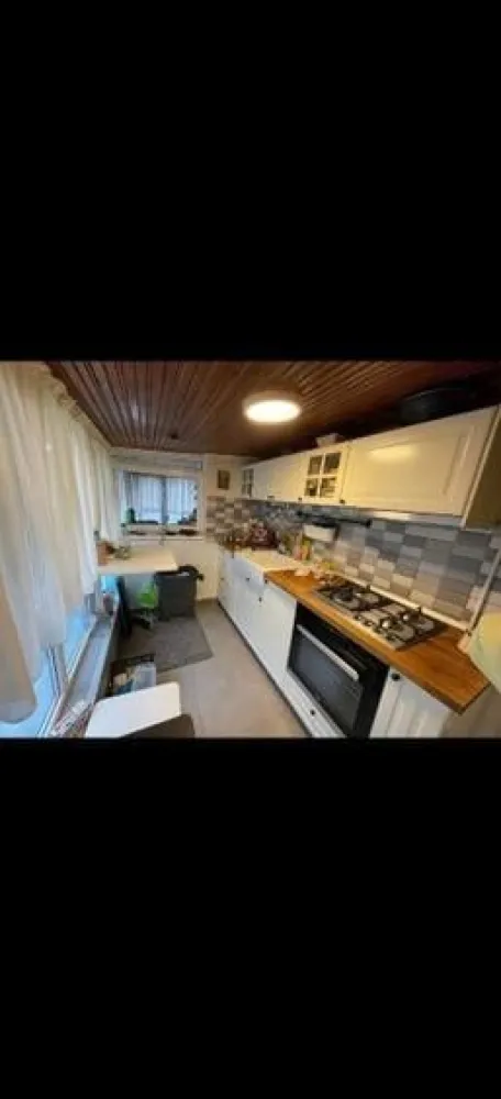Apartament 3 camere Aviatiei Caramfil92mp+14mp demisol - 🏡 Apartament 3 camere – Str. Nicolae Caramfil, Cartierul Aviației De vânzare apartament de 3 camere, situat la parterul unui bloc anvelopat, construit în 1988, pe strada Nicolae Caramfil – una dintre cele mai apreciate zone din cartierul Aviației. 📐 Detalii: • Suprafață totală: 106 mp (inclusiv demisol de 14 mp) • Compartimentare: 2 dormitoare, dressing, sufragerie cu balcon mare închis, bucătărie cu balcon mare închis, loc de dining, 2 bai. • Apartamentul are ieșire directă în grădină, perfectă pentru relaxare. ✅ Alte avantaje: • Bloc anvelopat termic • Costuri reduse de întreținere • Vecini prietenoși și zonă liniștită • Acces rapid la mijloace de transport, parcuri, restaurante, centre comerciale, scoli si gradinite. • Situat la 5 minute de Soseaua Nordului, Parcul Herastrau • Apartamentul se vinde complet mobilat si utilat: 2 AC, frigider Samsung în 2 uși cu apa și gheață, masina de spalat rufe BEKO , uscător Samsung, masina de spalat vase, plita+cuptor+hota beko), tv, semineu electric+ esspresor philips + mobila) 📞 Ideal pentru familie, firma, cabinet stomatologic, notariat sau ca investiție într-o zonă premium din București! Preț: 285.000 euro, negociabil.