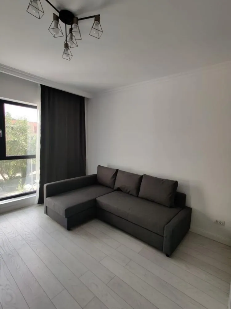 Inchiriez garsoniera Exigent Plaza 500€ Proprietar - Proprietar, ofer spre inchiriere garsoniera, situata in complex Plaza Residence (Exigent Plaza) Faza 2 la 5 minute de metrou Lujerului. Complexul nou dispune de paza 24/24, 2 lifturi, este foarte curat si linistit. Garsoniera are centrala proprie. Garoniera va dispune de canapea extensibila + topper. Are multiple spatii de depozitare si 2 dressing-uri mari,birou. Este prevazuta cu toate electrocasnicele necesare: -bucatarie dotata complet (frigider, plita, hota, cuptor,A+) -Aer Conditionat Smart 12000 btu A+ Whirpool -TV Toshiba Smart 126cm A+ -Masina de spalat Indesit cu uscator A+ -Ambient wireless Honeywell Etajul 2,la doar 5 minute de metrou Lujerului si in apropiere de tramvai 41. Se afla la 100m de Mall Plaza si Carrefour Lujerului, precum si in apropiere de Politehnica si zonele comerciale si de birouri AFI si Campus. Magazin Profi(la parterul blocului),Mega Image. Parcuri la cateva minute de mers pe jos. Se poate parca in jurul complexului sau se poate inchiria loc de parcare in complex la subteran sau suprateran. Se inchiriaza la pretul de 500€/luna + 1 luna garantie.