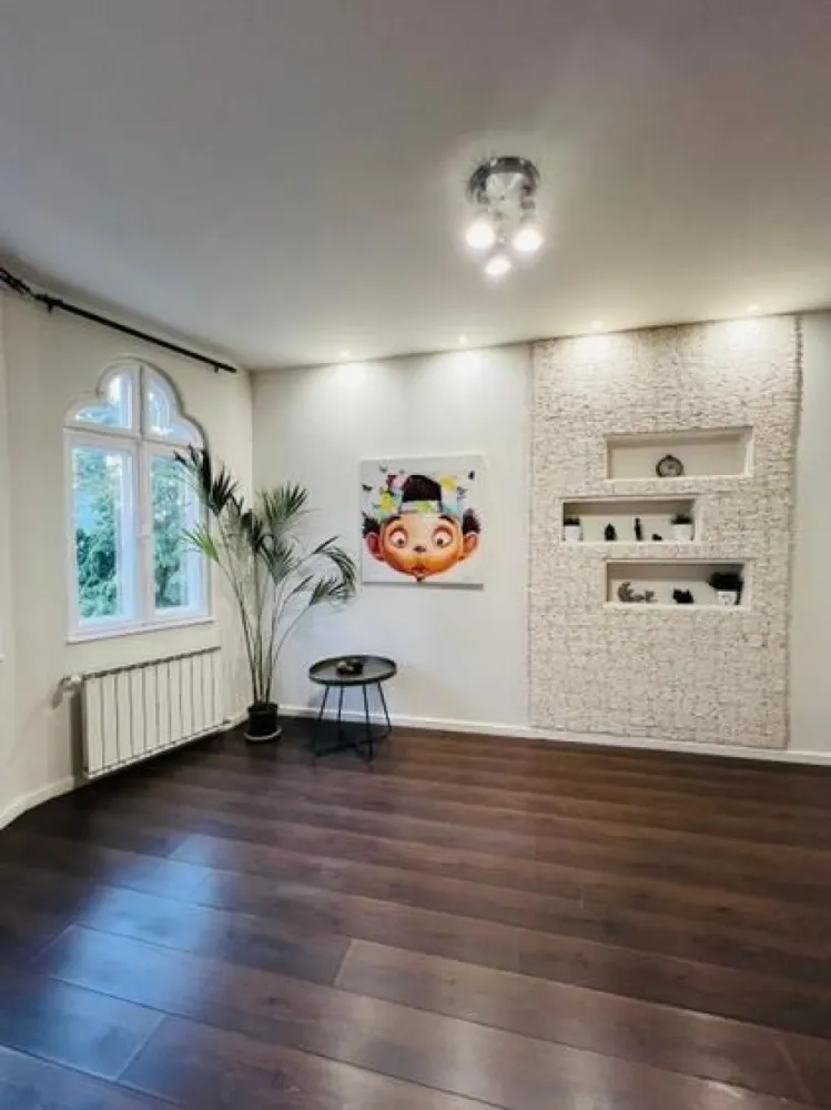 Apartament spațios și luminos într-o vilă interbelică – Budapesta / Tineretului - Apartament spațios și luminos într-o vilă interbelică – zona Budapesta / Tineretului Vă propunem spre vânzare un apartament elegant, situat într-o vilă interbelică cu doar 3 etaje, aflată pe o scară cu 6 apartamente și intrare stradală, în zona Budapesta – Tineretului. Locuința se remarcă prin camerele sale mari, înalte și luminoase, păstrând farmecul autentic al arhitecturii interbelice, dar beneficiind de tot confortul modern. Toate instalațiile (electrică, sanitară și termică) au fost complet refăcute, iar tâmplăria originală din lemn a fost recondiționată cu grijă. Apartamentul se vinde complet mobilat, exact ca în fotografii – mobilierul fiind inclus în preț. 📍 Localizare excelentă: • 3 minute până la metrou Tineretului • 5 minute până la metrou Piața Unirii • 5 minute de mers pe jos până la Parcul Tineretului și Parcul Carol 👨‍👩‍👧‍👦 Facilități în imediata apropiere: grădiniță, școală, liceu, secție de Poliție, Mega Image și Dristor Kebab, toate la mai puțin de 5 minute de mers pe jos. Cladirea nu are risc seismic. Datorită amplasării, compartimentării și atmosferei sale calde, apartamentul este ideal pentru o familie cu copii sau pentru cei care își doresc un spațiu cu personalitate, aproape de centrul orașului, dar într-o zonă liniștită și verde.