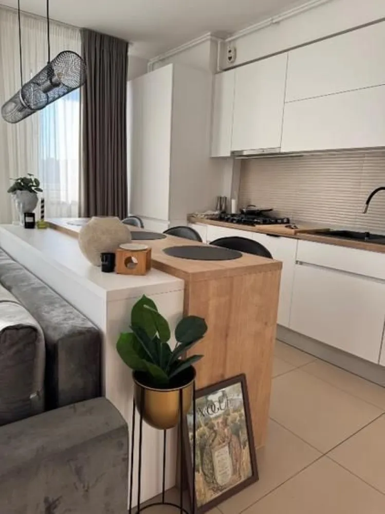 Ap 2 camera Calea Serban Voda 111/ Carol / Tineretului de inchiriat - Oferim spre prima închiriere apartamentul nostru de suflet, aflat într-un complex rezidențial complet închis și supravegheat video cu vedere superba catre Casa Poporului. Este un loc cald, primitor și plin de lumină, dar devenit prea mic pentru familia noastră. Pret: 800€ + garantie - pretul este fix Detalii apartament • Suprafață totală: 72 mp (60 mp interior + 12 mp terasă) • Compartimentare: living cu bucătărie open space + birou, dormitor separat, toate cu vedere directă către Casa Poporului • Terasă amenajată, perfectă pentru seri relaxante și apusuri superbe alături de prieteni • Etaj cu orientare vestică → lumină naturală și cele mai frumoase apusuri în fiecare zi • Încălzire în pardoseală (costuri foarte mici, aprox. 250 lei caldura - lună iarna) Facilități și dotări: Apartamentul a fost igienizat si dat cu lavabila pentru a fi inchiriat, iar canapeaua, salteaua, covorul , draperiile si perdelele spalate profesional. • Aer condiționat Daikin cu Wi-Fi • Electrocasnice Electrolux & Samsung: • Mașină de spălat vase • Mașină de spălat rufe + uscător incorporat • Plită nouă Samsung • Frigider și cuptor Electrolux • Smart TV va fi achiziționat special pentru închiriere unul nou • Mobilier de bucătărie și living realizat pe comandă, cu numeroase spații de depozitare inteligent gândite Parcare Apartamentul dispune de loc de parcare subteran, in sistem Klaus, cu capacitate pentru 2 mașini – un avantaj esențial în București. Localizare excelentă – acces rapid către centrul orașului și multiple puncte de interes: • Parcul Carol – 5 min pe jos • Parcul Tineretului – 10 min pe jos • Piața Unirii – 18 min pe jos • Metrou Tineretului – 7 min pe jos • Supermarketuri (Auchan, Mega Image), farmacii, cafenele și restaurante – toate la 5-10 min de mers pe jos • Una dintre cele mai bune pizzerii din zonă – Un Poco Pizza – la doar 5 minute Doresc sa colaborez cu agentii in masura in care comisionul este platit de clientul adus de agentie.