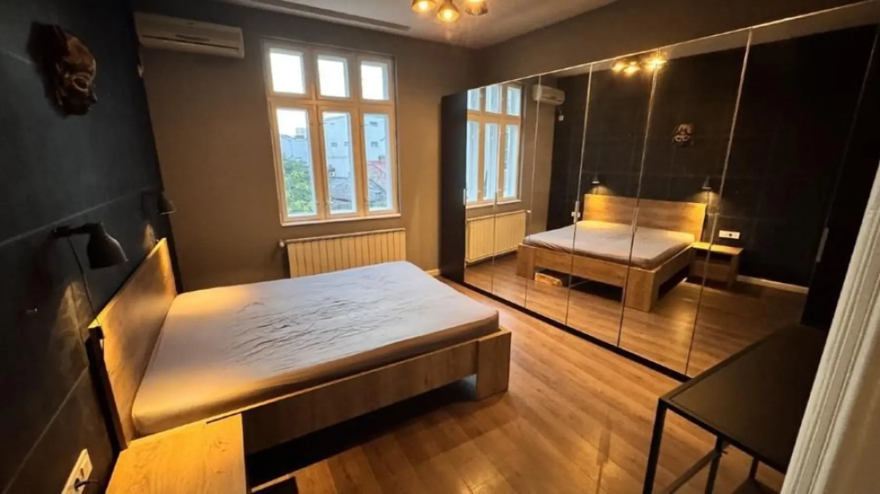 Apartament spațios și luminos într-o vilă interbelică – Budapesta / Tineretului - Apartament spațios și luminos într-o vilă interbelică – zona Budapesta / Tineretului Vă propunem spre vânzare un apartament elegant, situat într-o vilă interbelică cu doar 3 etaje, aflată pe o scară cu 6 apartamente și intrare stradală, în zona Budapesta – Tineretului. Locuința se remarcă prin camerele sale mari, înalte și luminoase, păstrând farmecul autentic al arhitecturii interbelice, dar beneficiind de tot confortul modern. Toate instalațiile (electrică, sanitară și termică) au fost complet refăcute, iar tâmplăria originală din lemn a fost recondiționată cu grijă. Apartamentul se vinde complet mobilat, exact ca în fotografii – mobilierul fiind inclus în preț. 📍 Localizare excelentă: • 3 minute până la metrou Tineretului • 5 minute până la metrou Piața Unirii • 5 minute de mers pe jos până la Parcul Tineretului și Parcul Carol 👨‍👩‍👧‍👦 Facilități în imediata apropiere: grădiniță, școală, liceu, secție de Poliție, Mega Image și Dristor Kebab, toate la mai puțin de 5 minute de mers pe jos. Cladirea nu are risc seismic. Datorită amplasării, compartimentării și atmosferei sale calde, apartamentul este ideal pentru o familie cu copii sau pentru cei care își doresc un spațiu cu personalitate, aproape de centrul orașului, dar într-o zonă liniștită și verde.